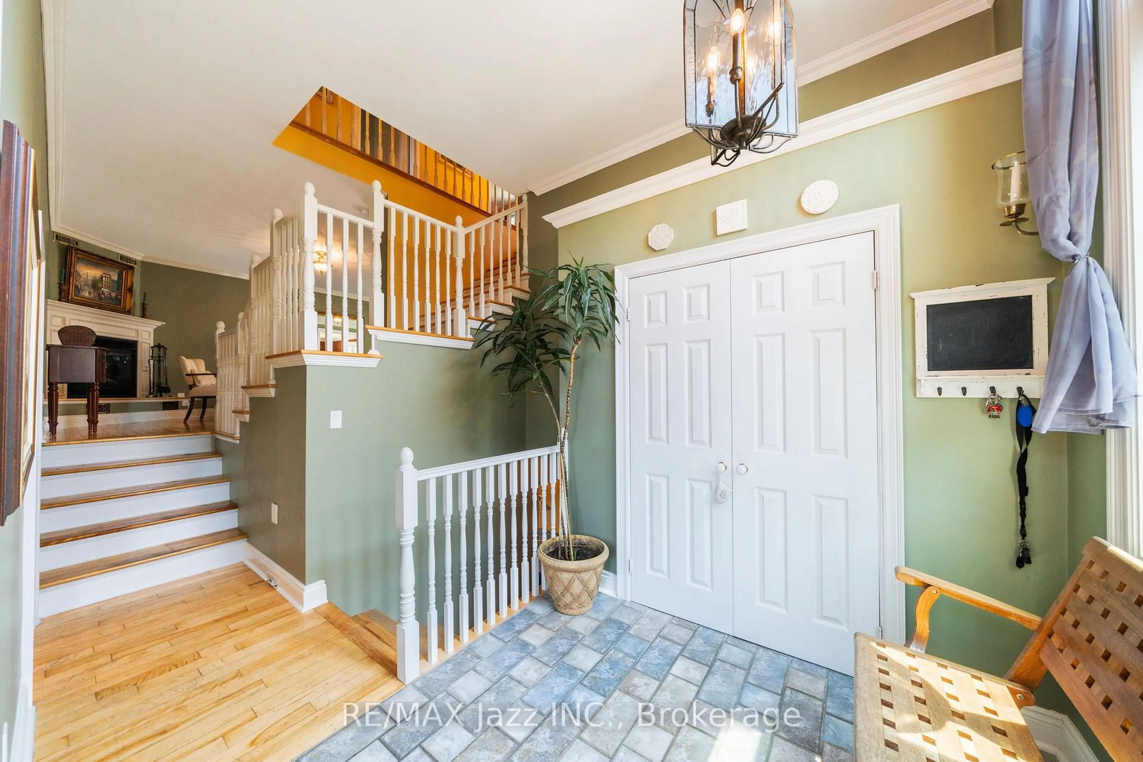 Indoor entryway for 917 Byron St, Whitby Ontario L1N 4P2