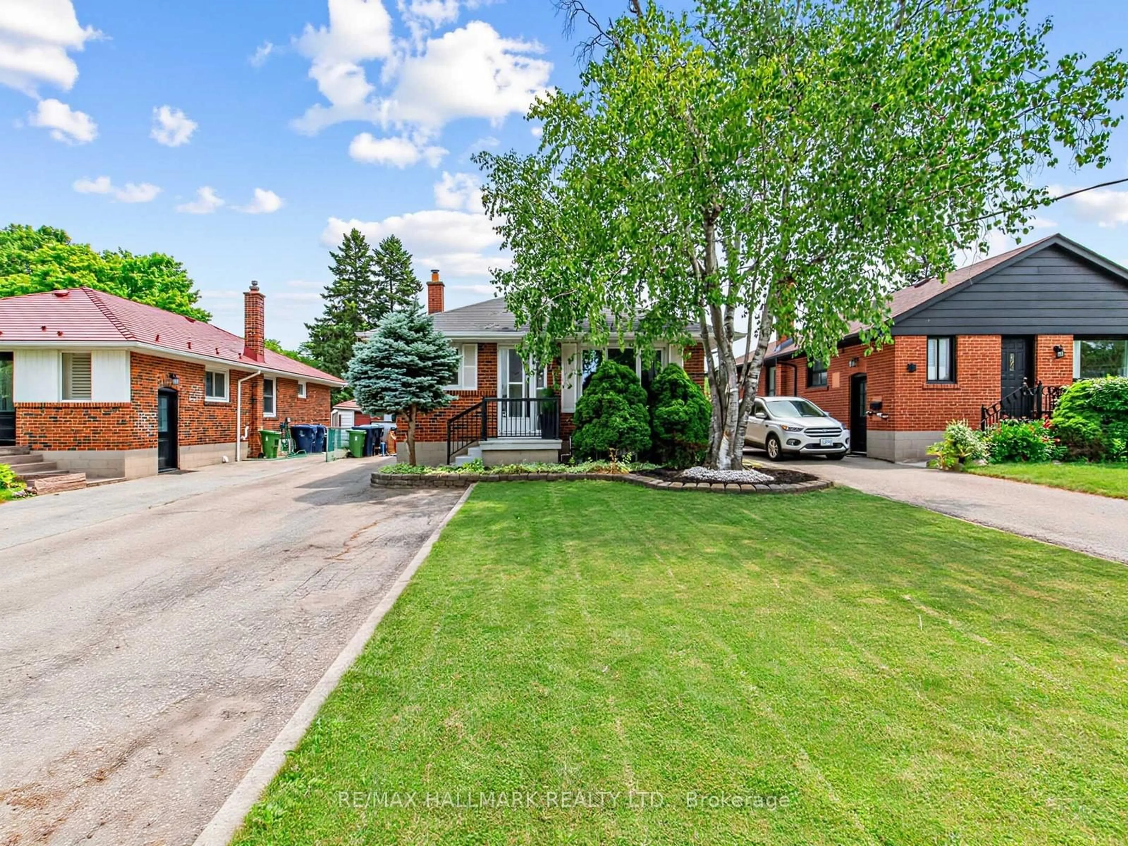 A pic from outside/outdoor area/front of a property/back of a property/a pic from drone, street for 7 Penworth Rd, Toronto Ontario M1R 4P2