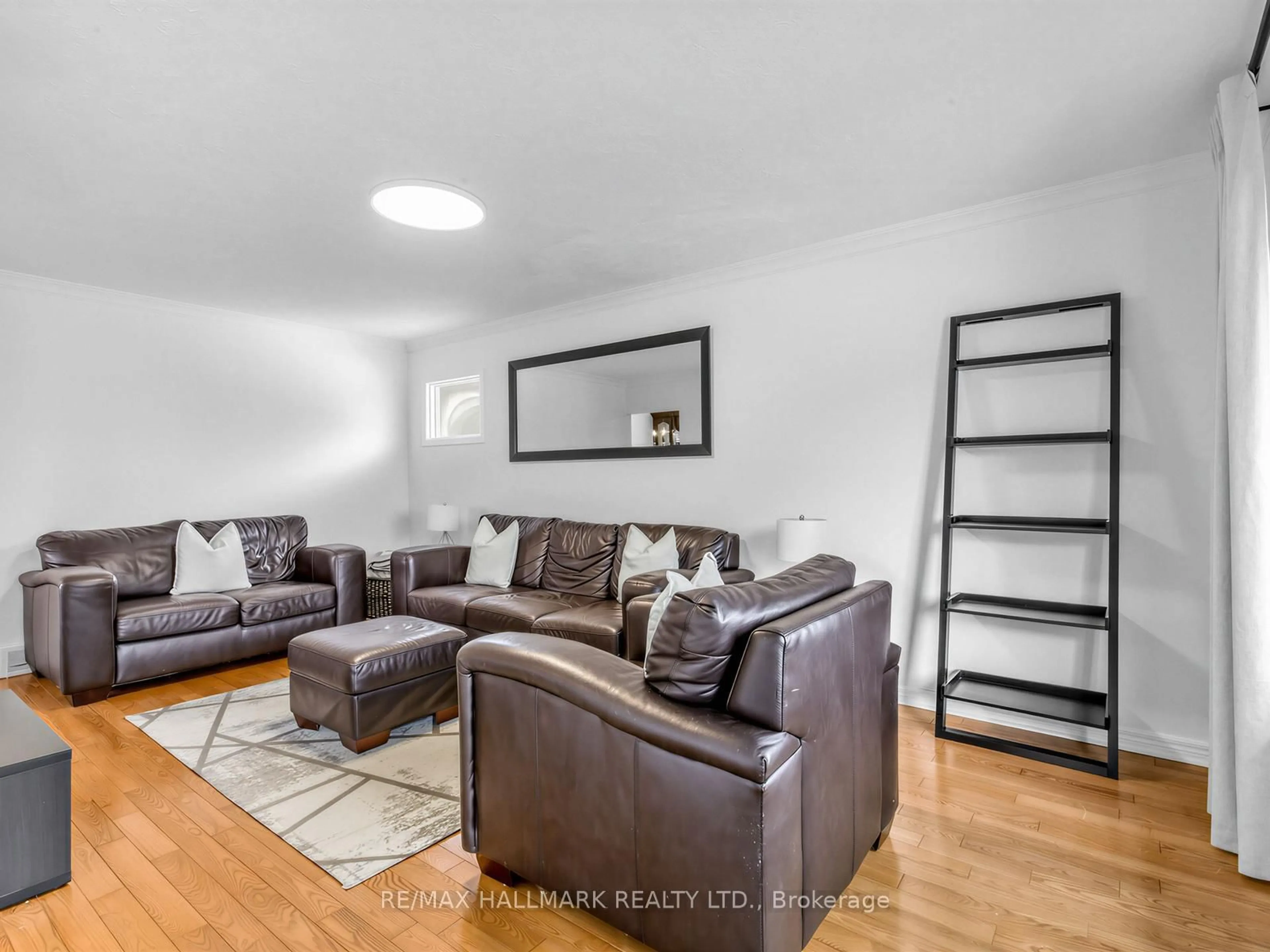 Living room with furniture, wood/laminate floor for 7 Penworth Rd, Toronto Ontario M1R 4P2