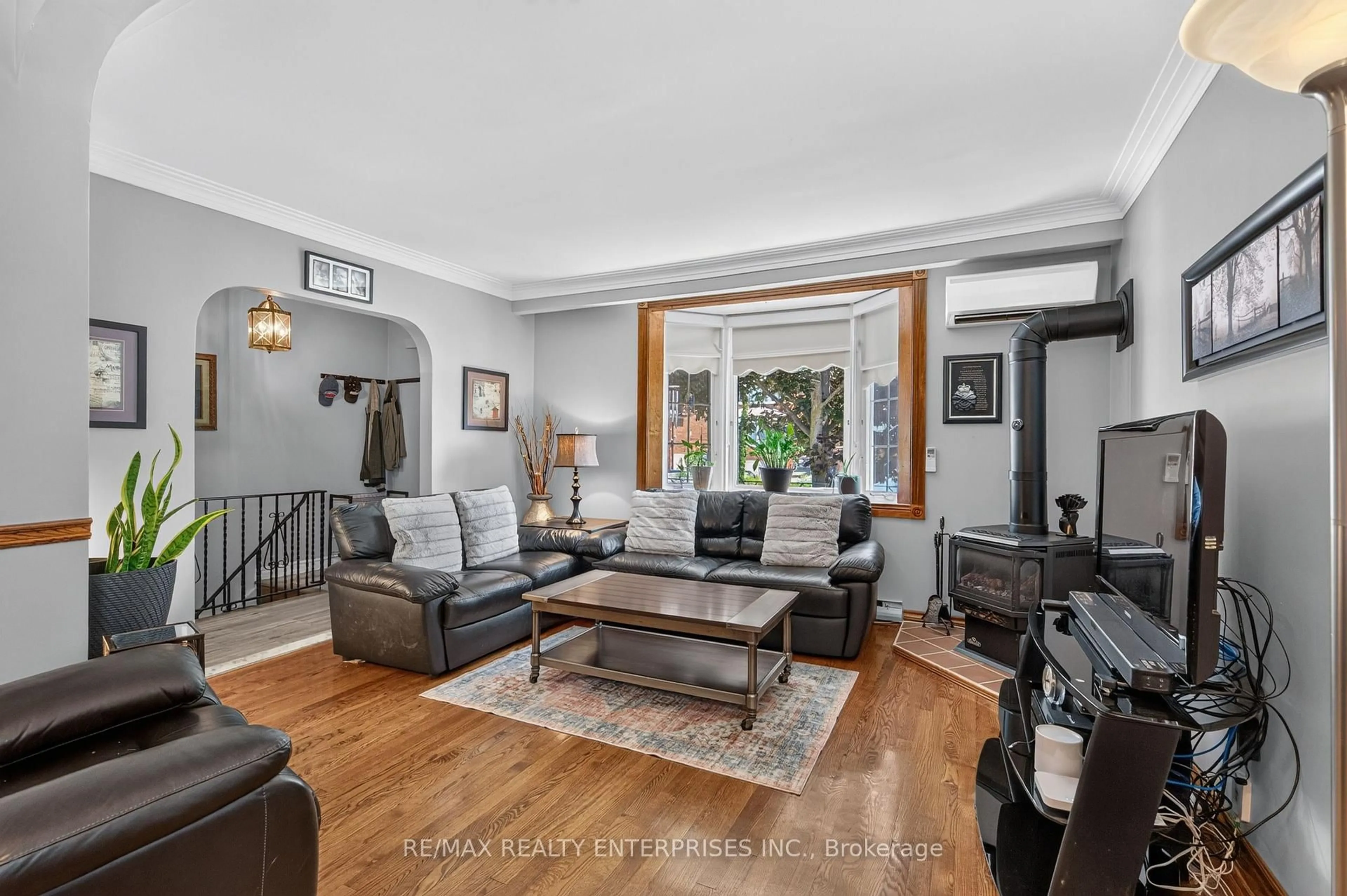 Living room with furniture, unknown for 22 Atlee Ave, Toronto Ontario M1N 3X1