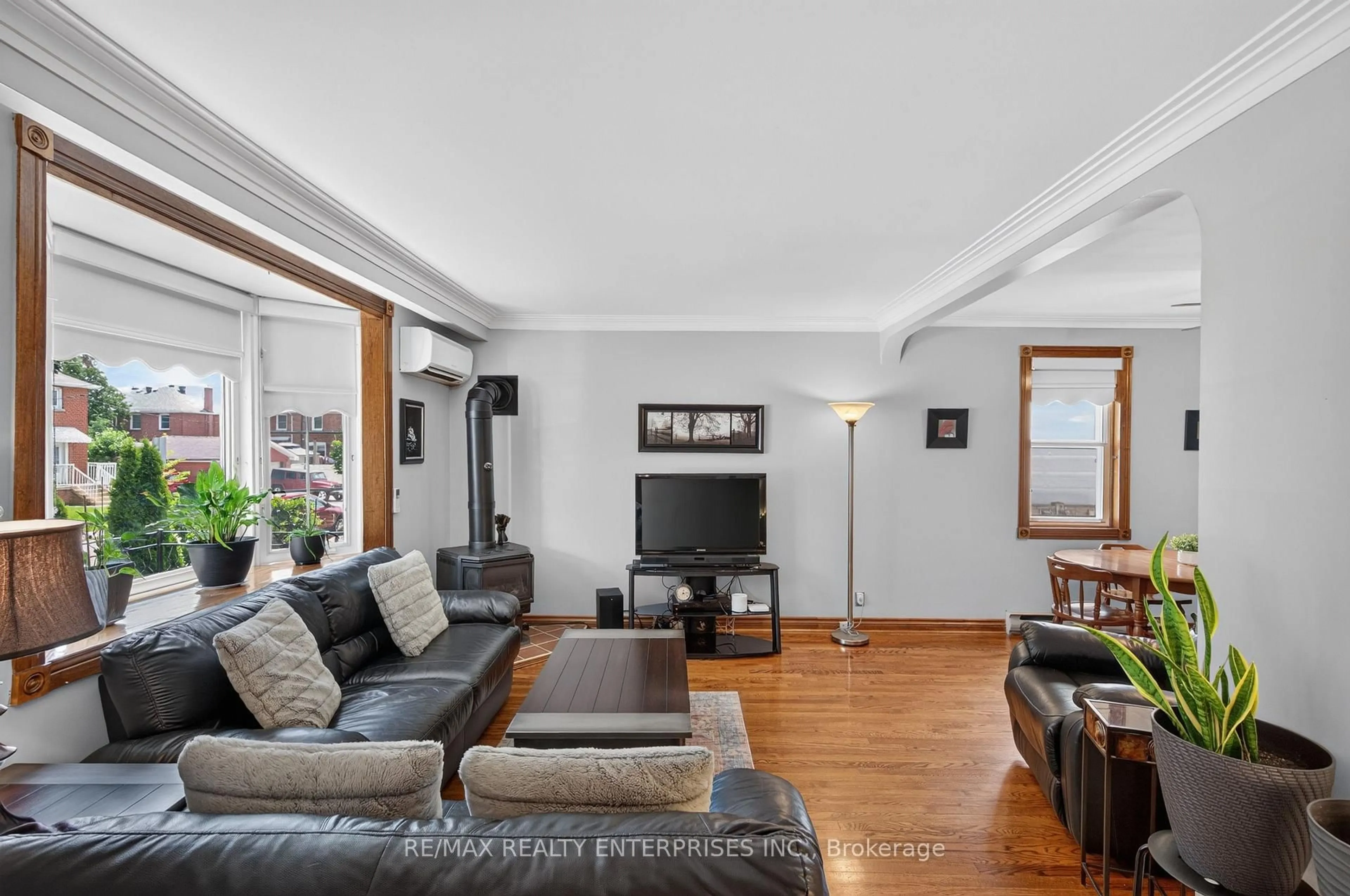 Living room with furniture, unknown for 22 Atlee Ave, Toronto Ontario M1N 3X1