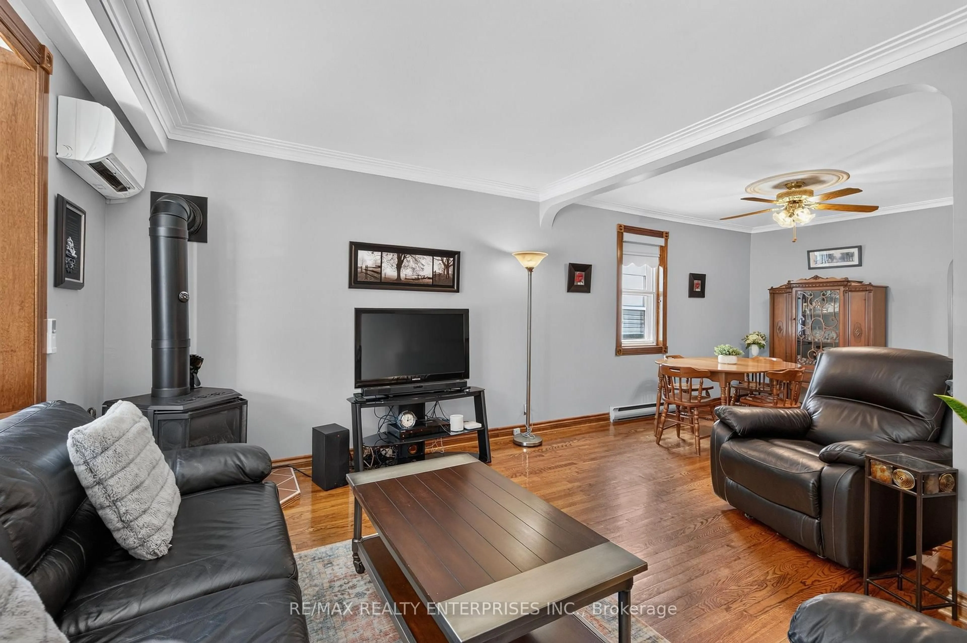 Living room with furniture, unknown for 22 Atlee Ave, Toronto Ontario M1N 3X1