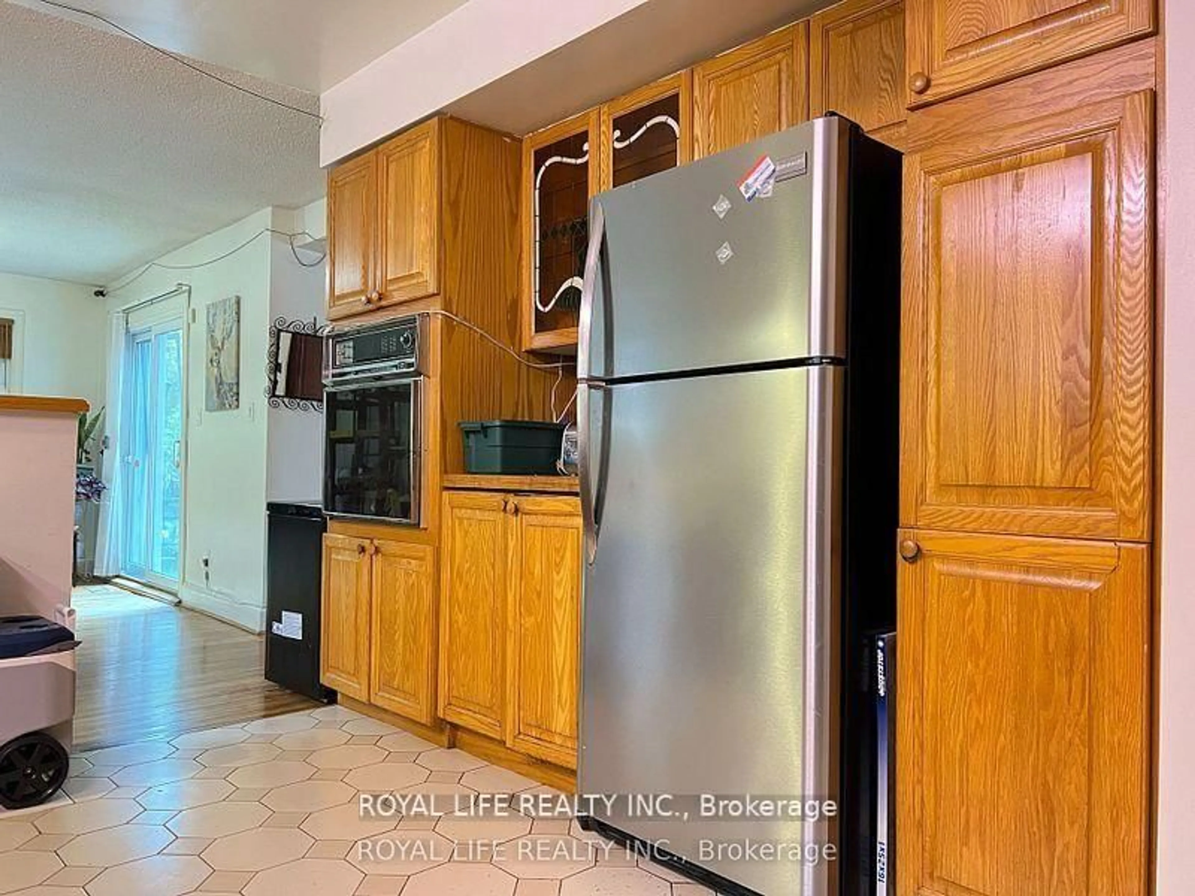 Standard kitchen, ceramic/tile floor for 33 Agincourt Dr, Toronto Ontario M1S 1M5