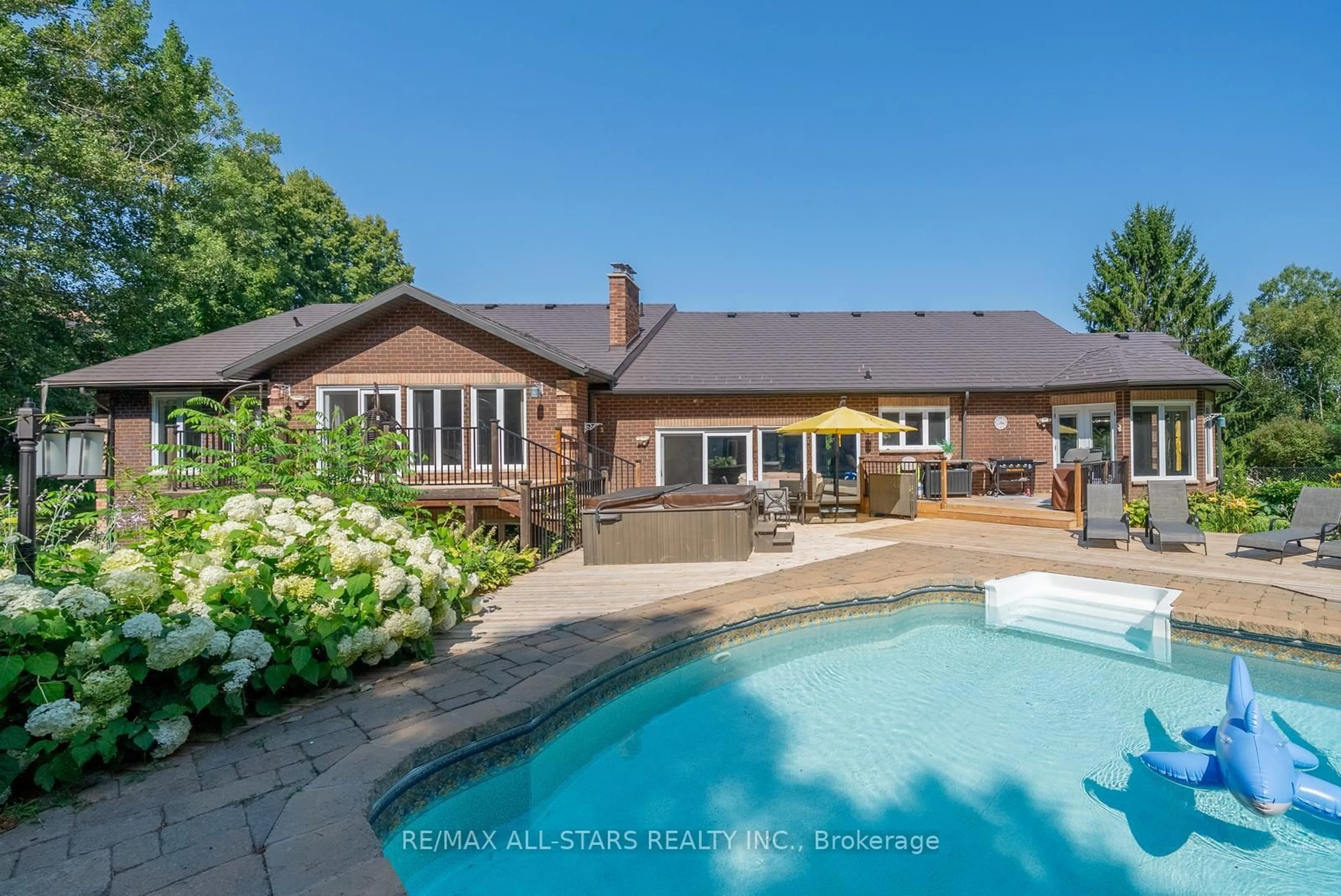 A pic from outside/outdoor area/front of a property/back of a property/a pic from drone, water/lake/river/ocean view for 64 Woodbridge Circ, Scugog Ontario L9L 2A9