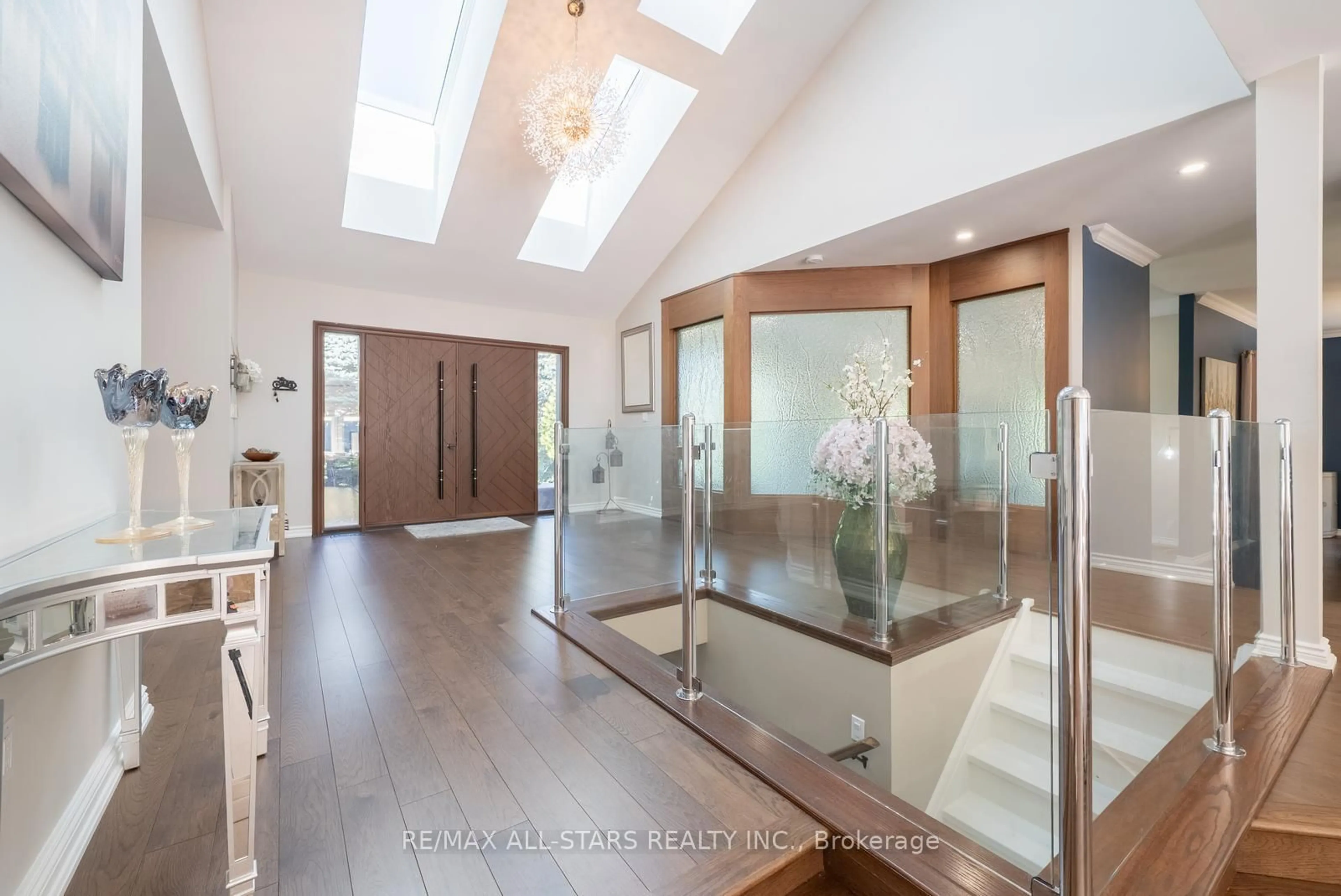 Indoor foyer for 64 Woodbridge Circ, Scugog Ontario L9L 2A9