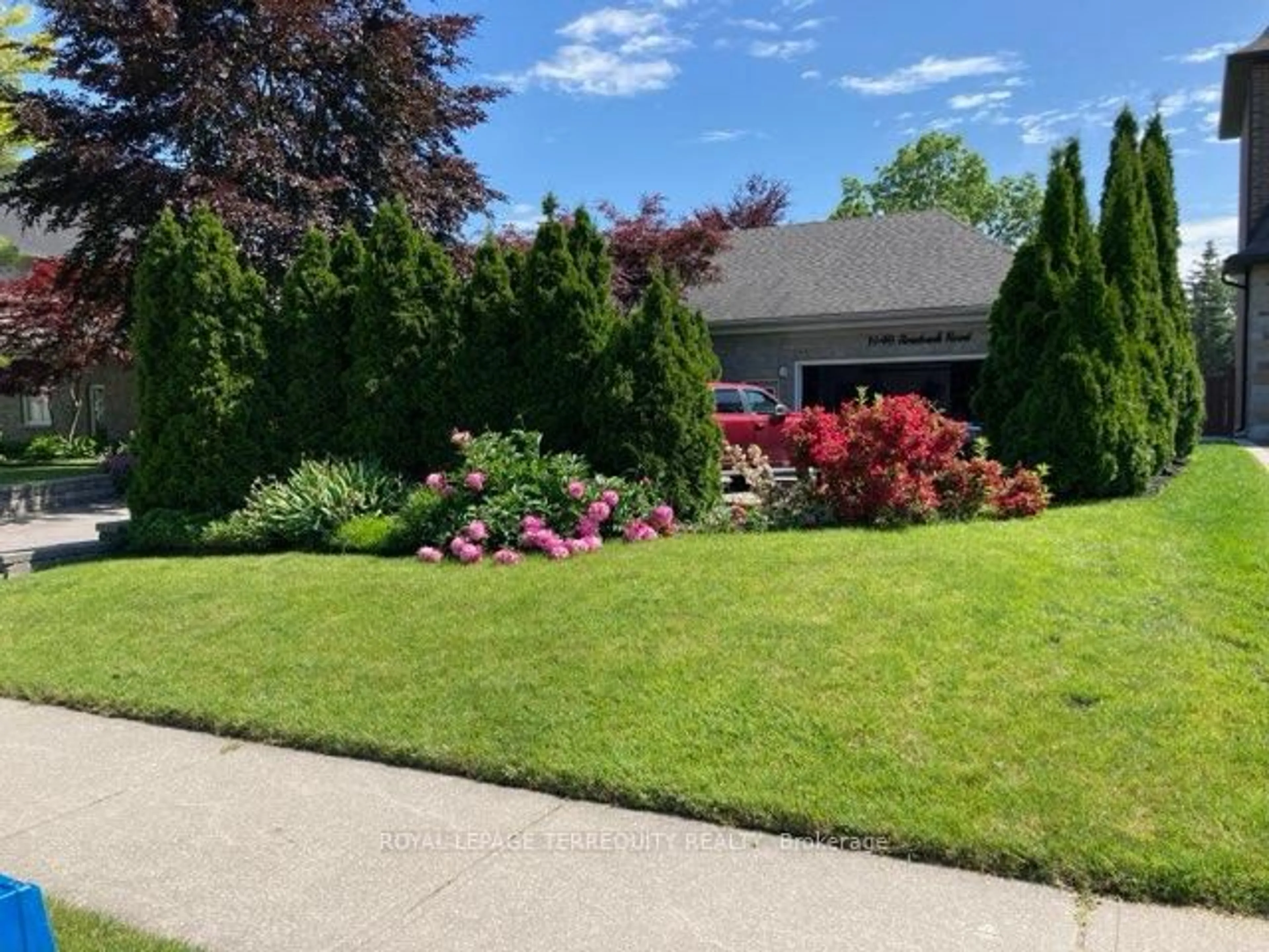 A pic from outside/outdoor area/front of a property/back of a property/a pic from drone, street for 1449 Rosebank Rd, Pickering Ontario L1V 1P3