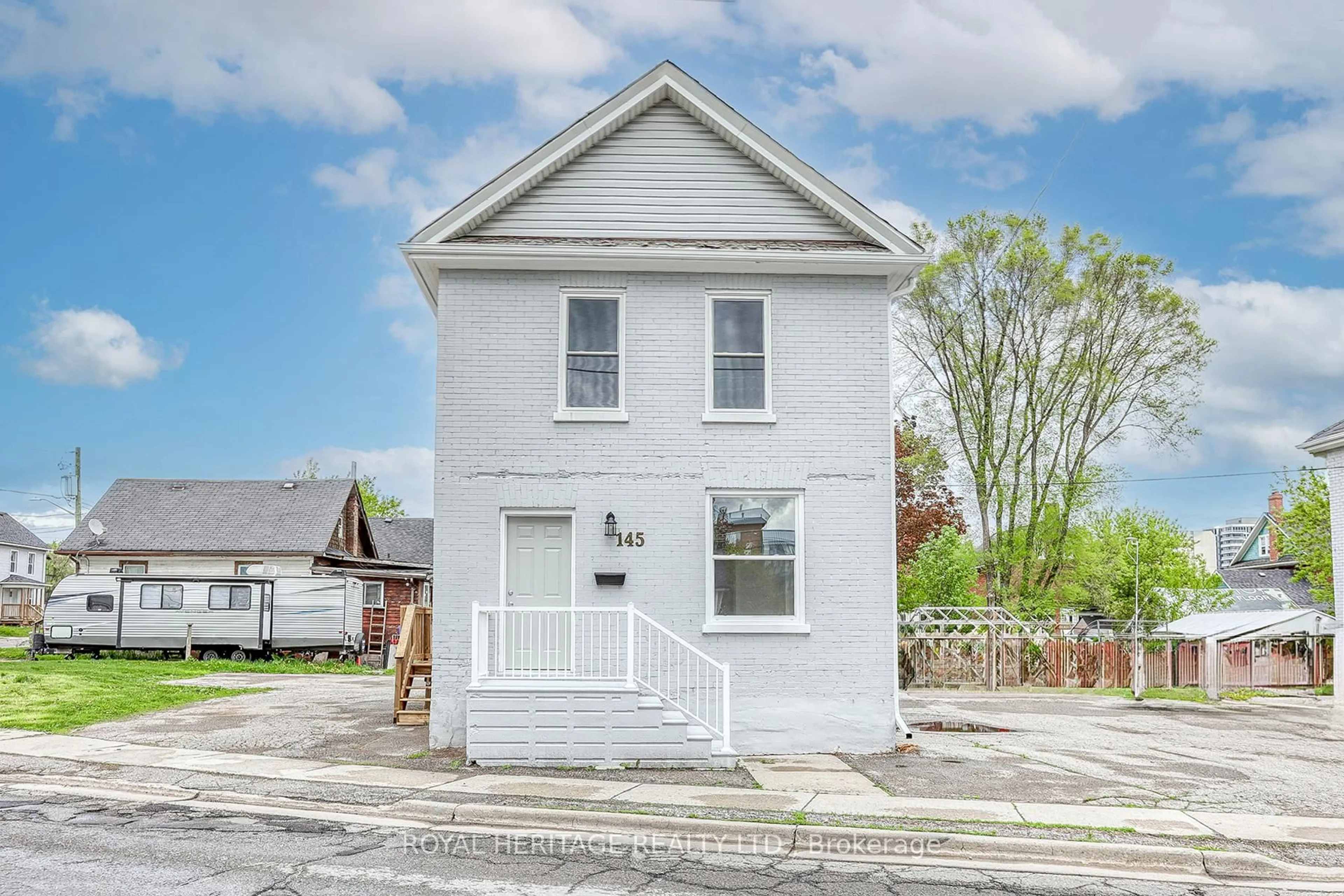 Home with vinyl exterior material, street for 145 Centre St, Oshawa Ontario L1G 4C2