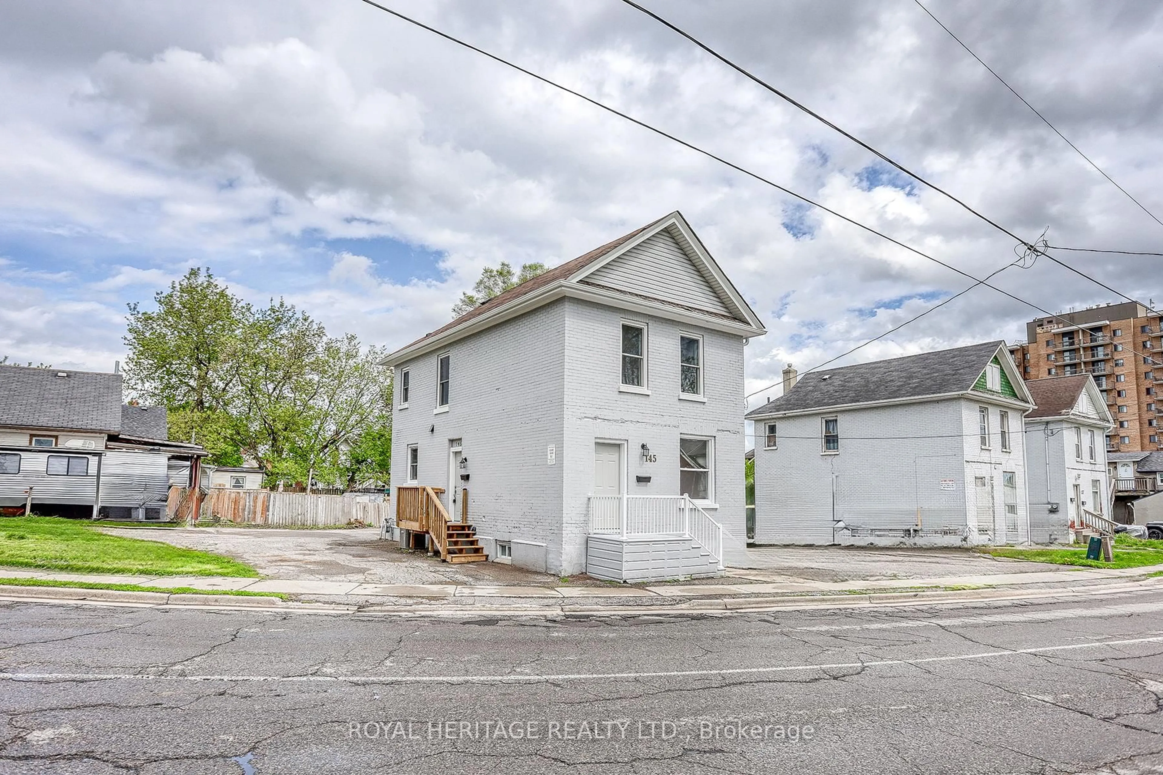 A pic from outside/outdoor area/front of a property/back of a property/a pic from drone, street for 145 Centre St, Oshawa Ontario L1G 4C2