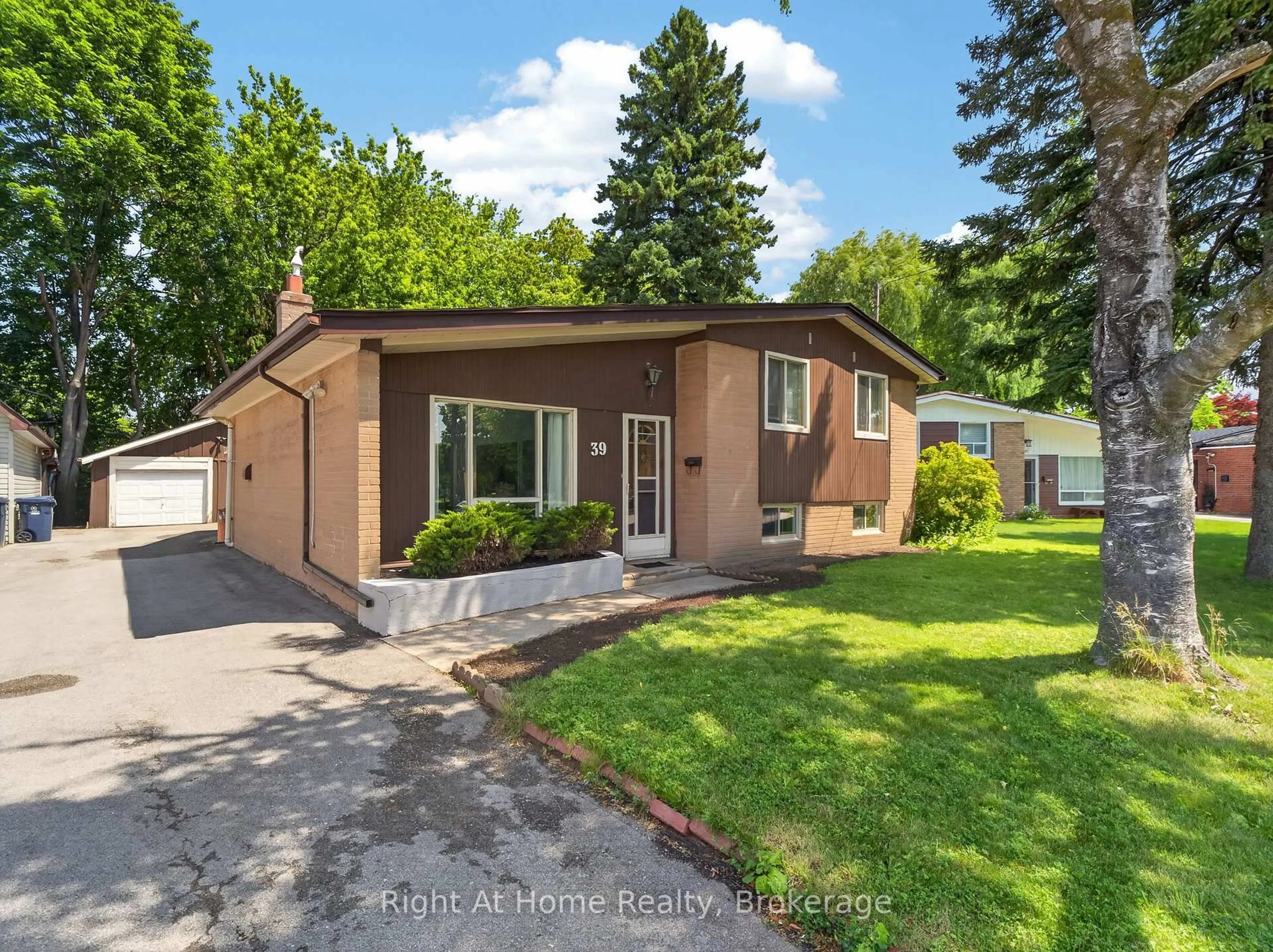 A pic from outside/outdoor area/front of a property/back of a property/a pic from drone, street for 39 Benlight Cres, Toronto Ontario M1H 1P4