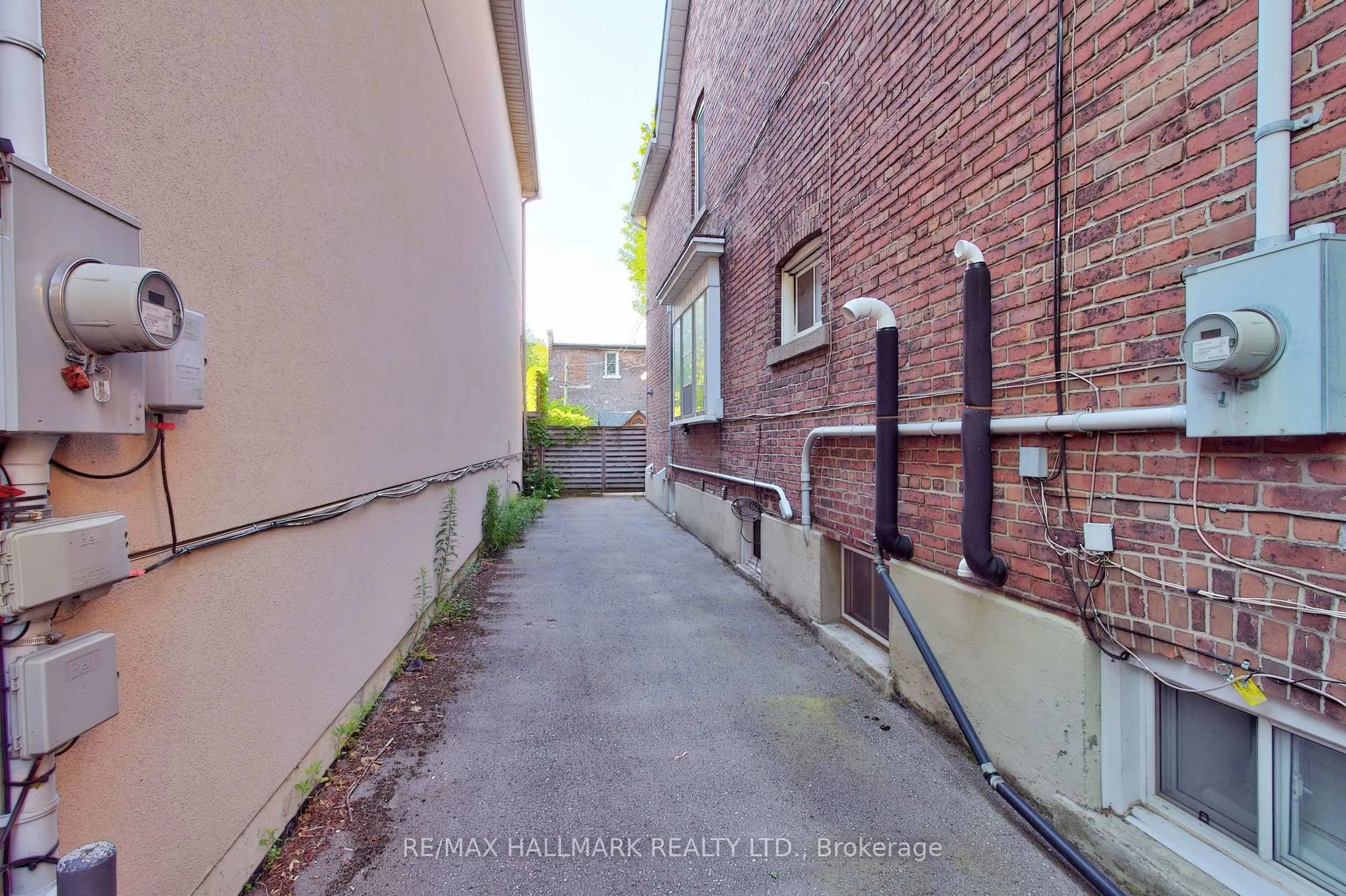A pic from outside/outdoor area/front of a property/back of a property/a pic from drone, street for 41 Dixon Ave, Toronto Ontario M4L 1N4