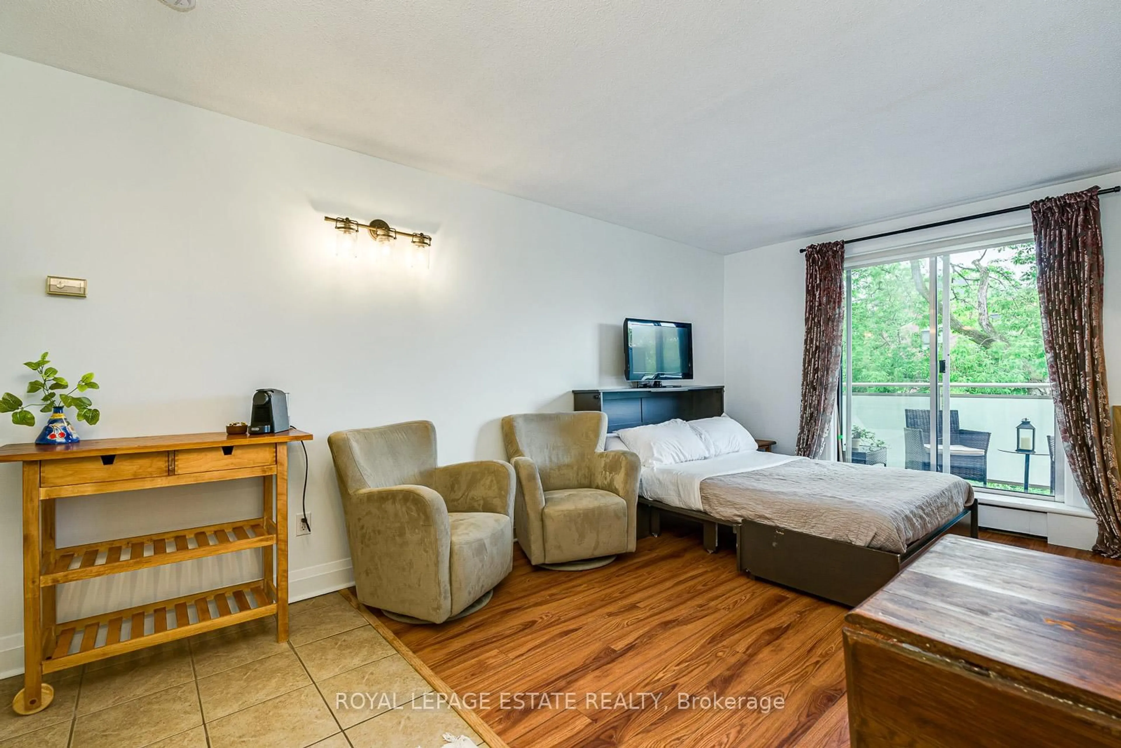 A pic of a room for 123 Woodbine Ave #309, Toronto Ontario M4L 3V8