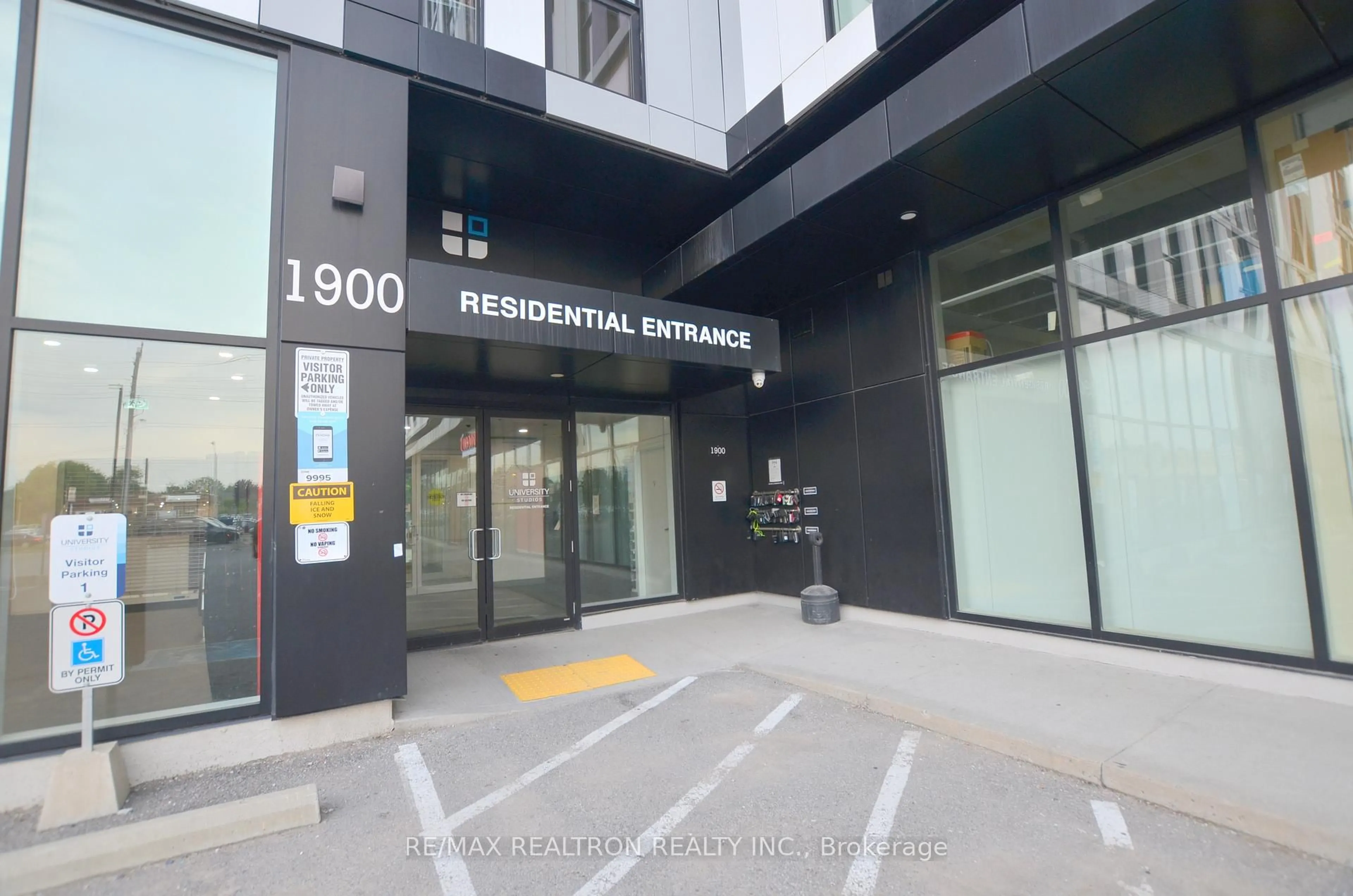 Indoor foyer for 1900 Simcoe St #716, Oshawa Ontario L1G 4Y3