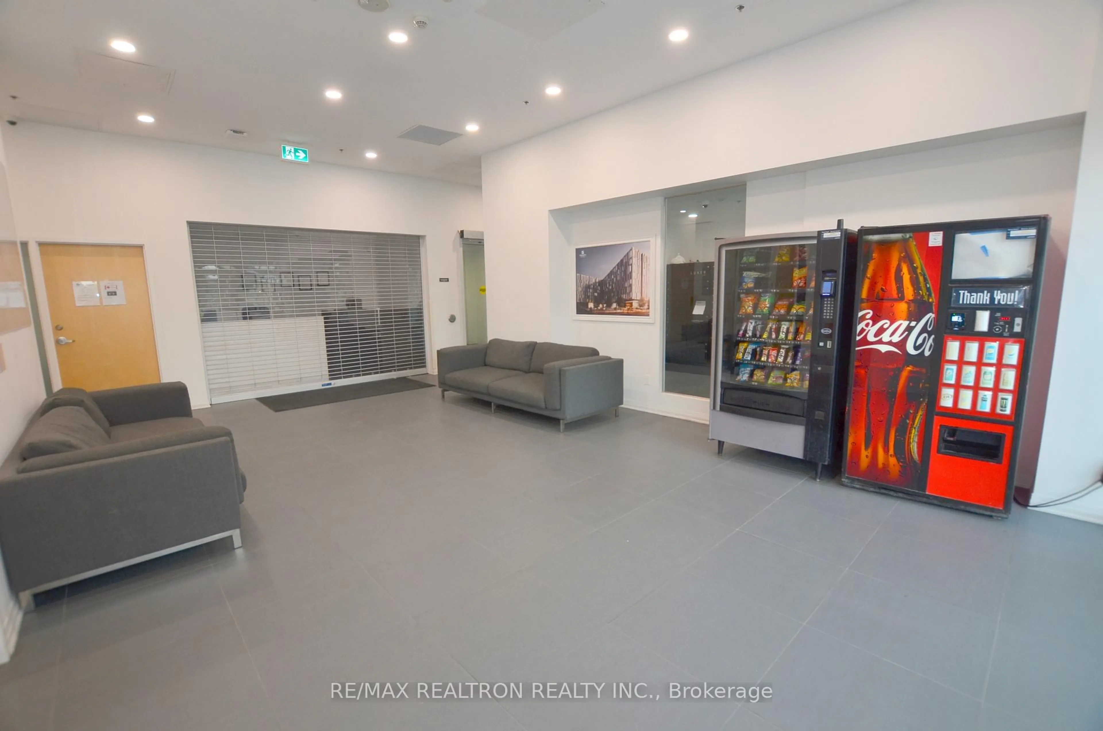 Indoor foyer for 1900 Simcoe St #716, Oshawa Ontario L1G 4Y3