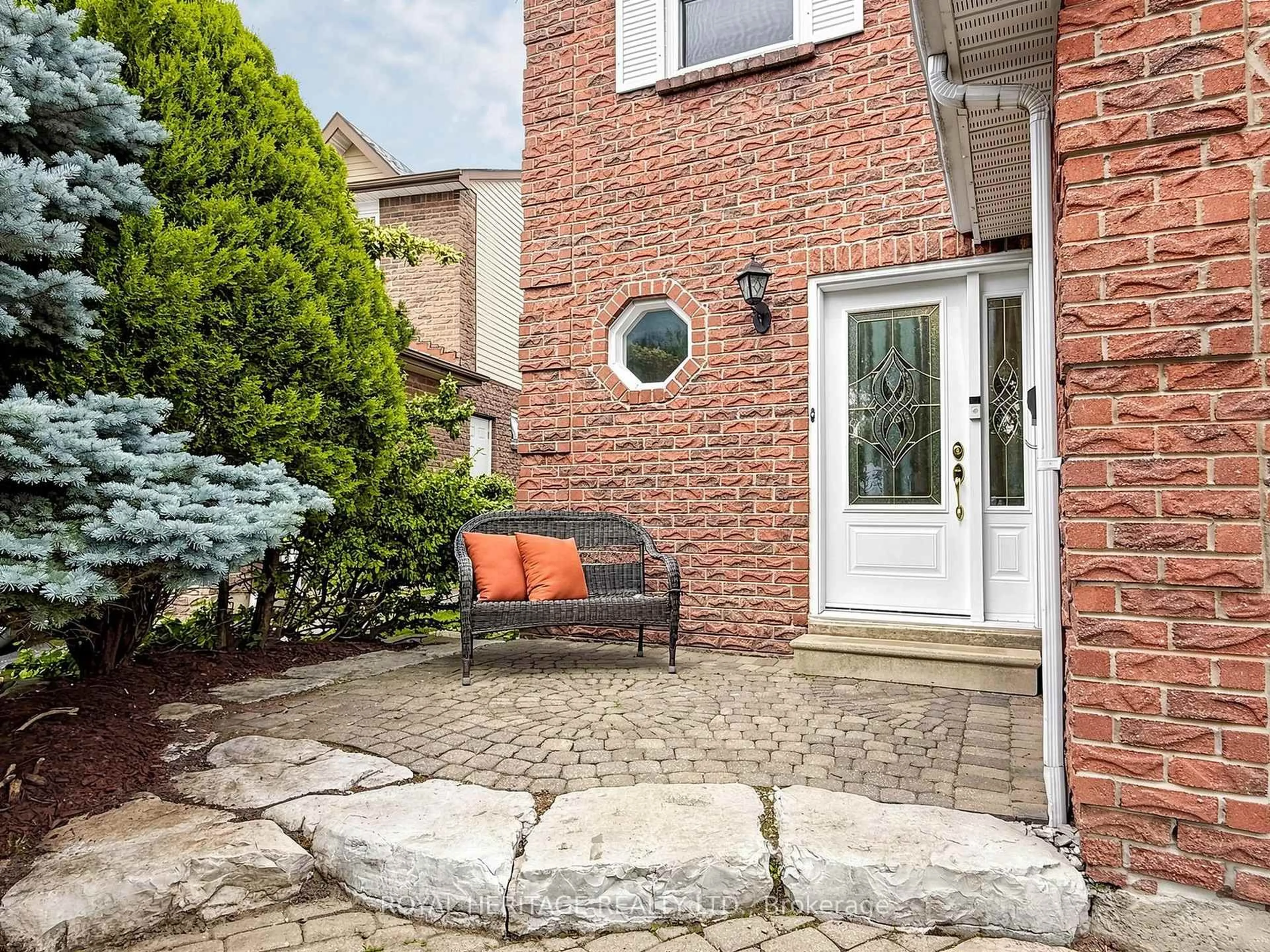 Patio, street for 1713 Minstrel Manr, Pickering Ontario L1V 3S1