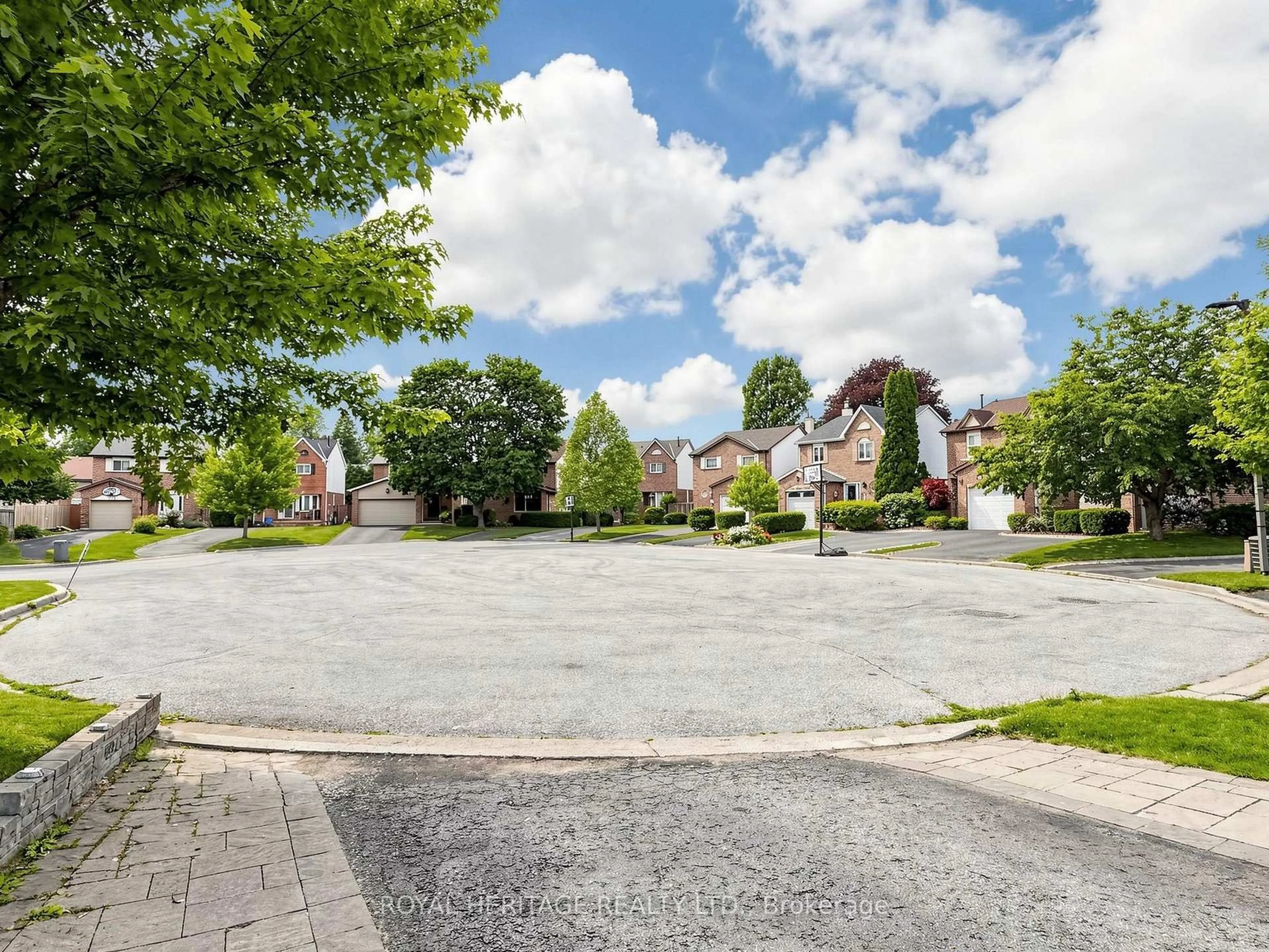 A pic from outside/outdoor area/front of a property/back of a property/a pic from drone, street for 1713 Minstrel Manr, Pickering Ontario L1V 3S1