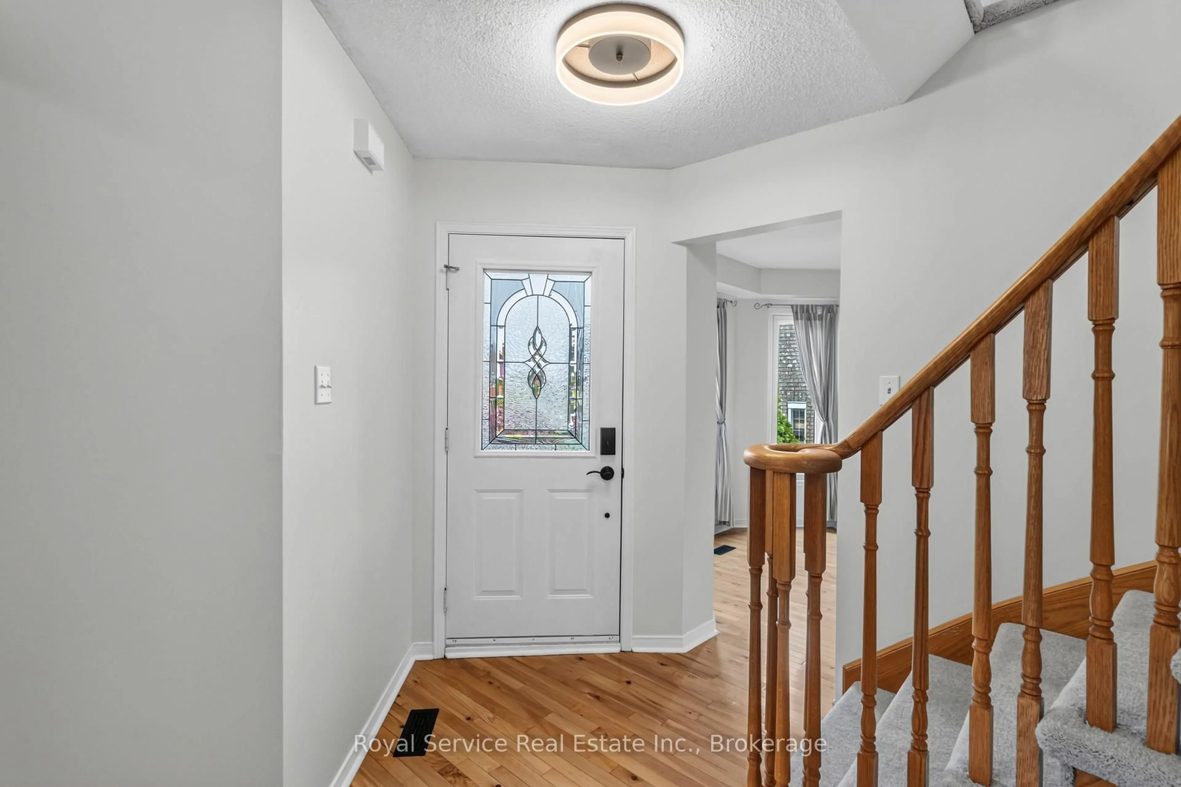 Indoor entryway for 56 Stanford Cres, Clarington Ontario L1B 1E9