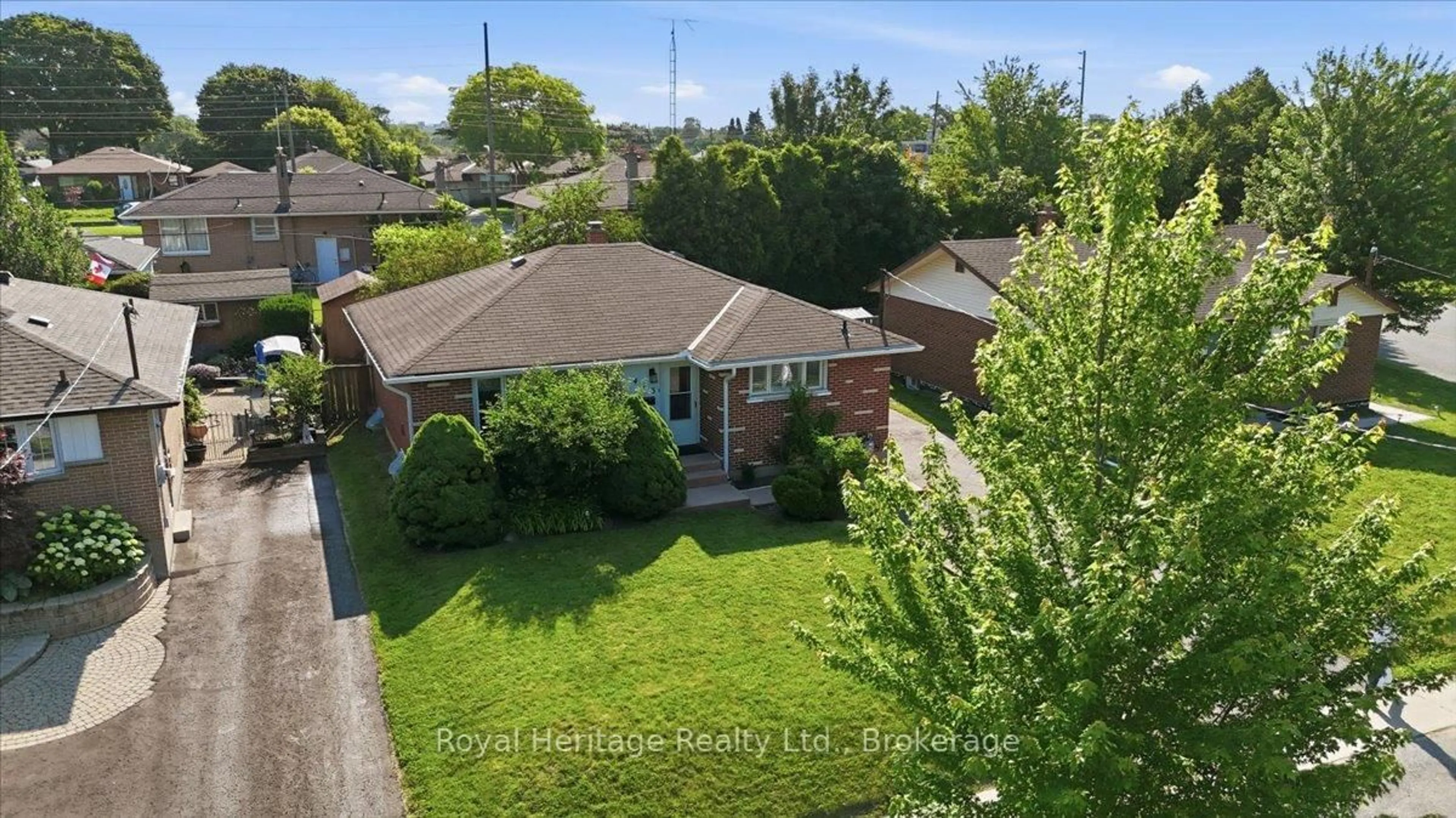 A pic from outside/outdoor area/front of a property/back of a property/a pic from drone, street for 413 Elizabeth St, Oshawa Ontario L1J 5S9