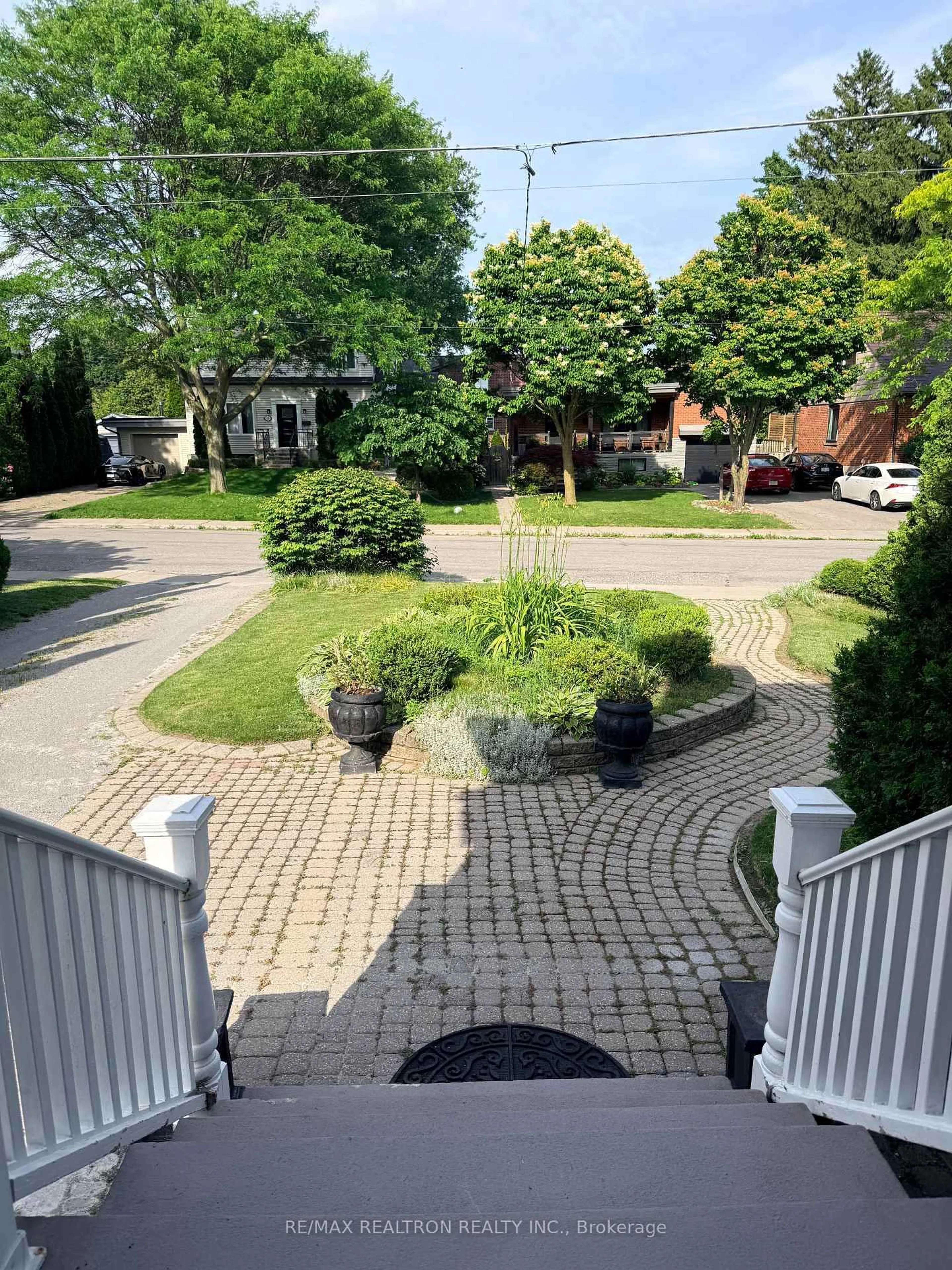 A pic from outside/outdoor area/front of a property/back of a property/a pic from drone, street for 14 Squires Ave, Toronto Ontario M4B 2R3