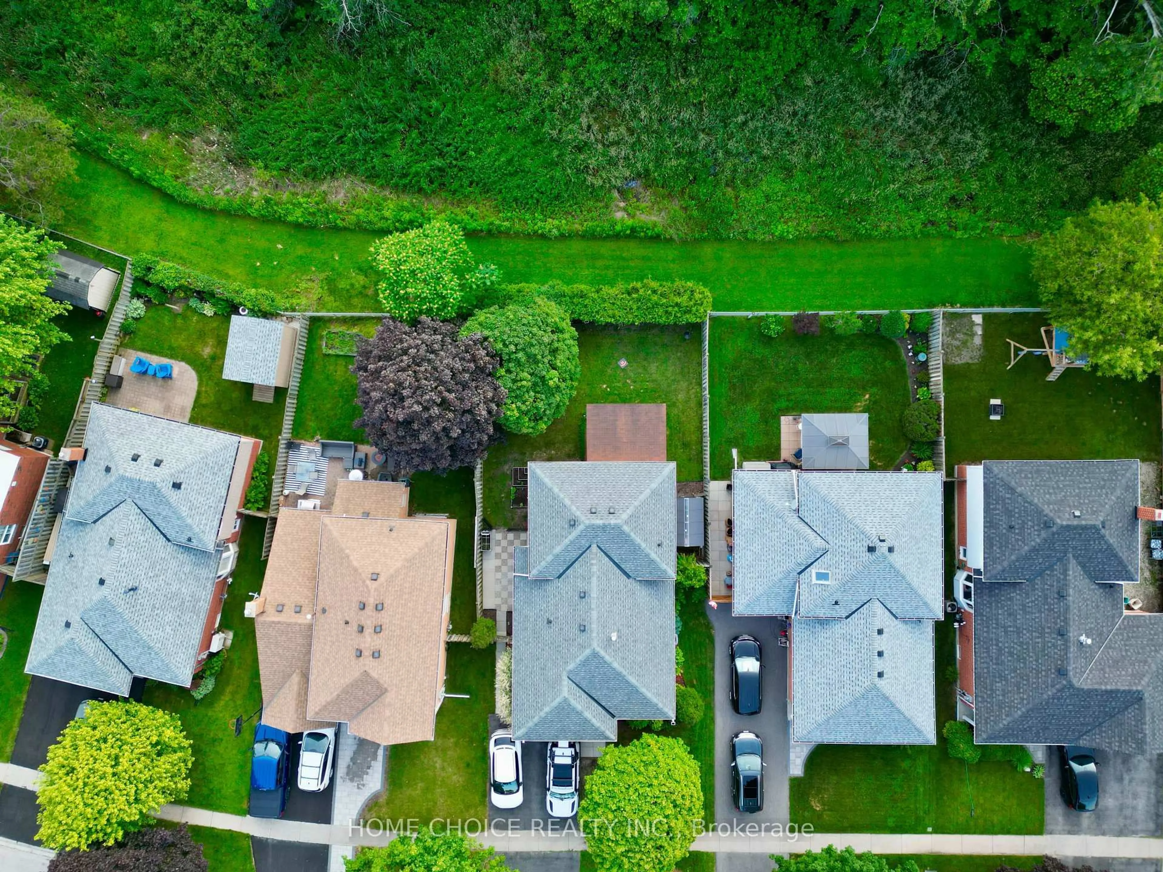 A pic from outside/outdoor area/front of a property/back of a property/a pic from drone, street for 34 Goldpine Ave, Clarington Ontario L1E 1P2