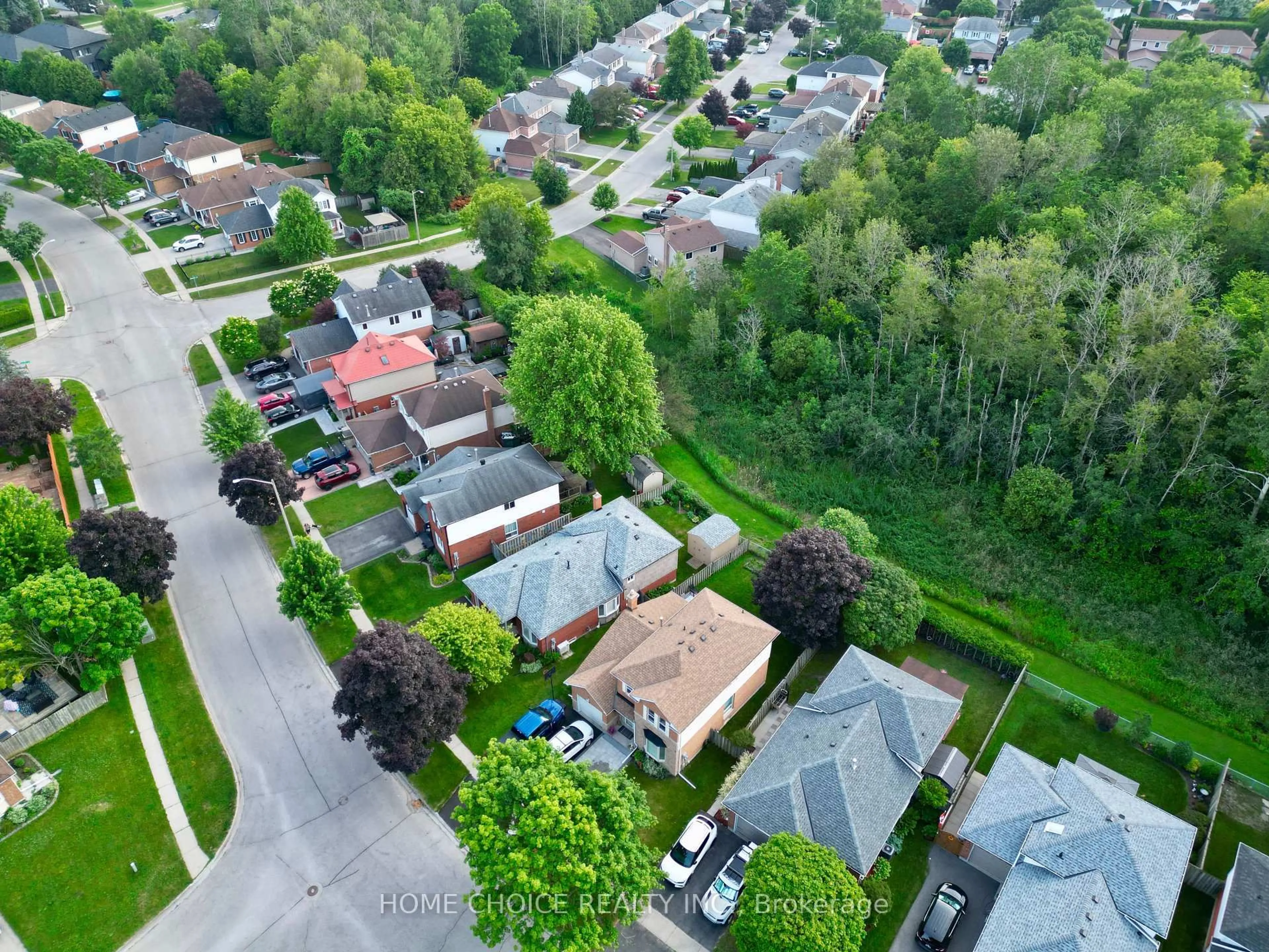 A pic from outside/outdoor area/front of a property/back of a property/a pic from drone, street for 34 Goldpine Ave, Clarington Ontario L1E 1P2