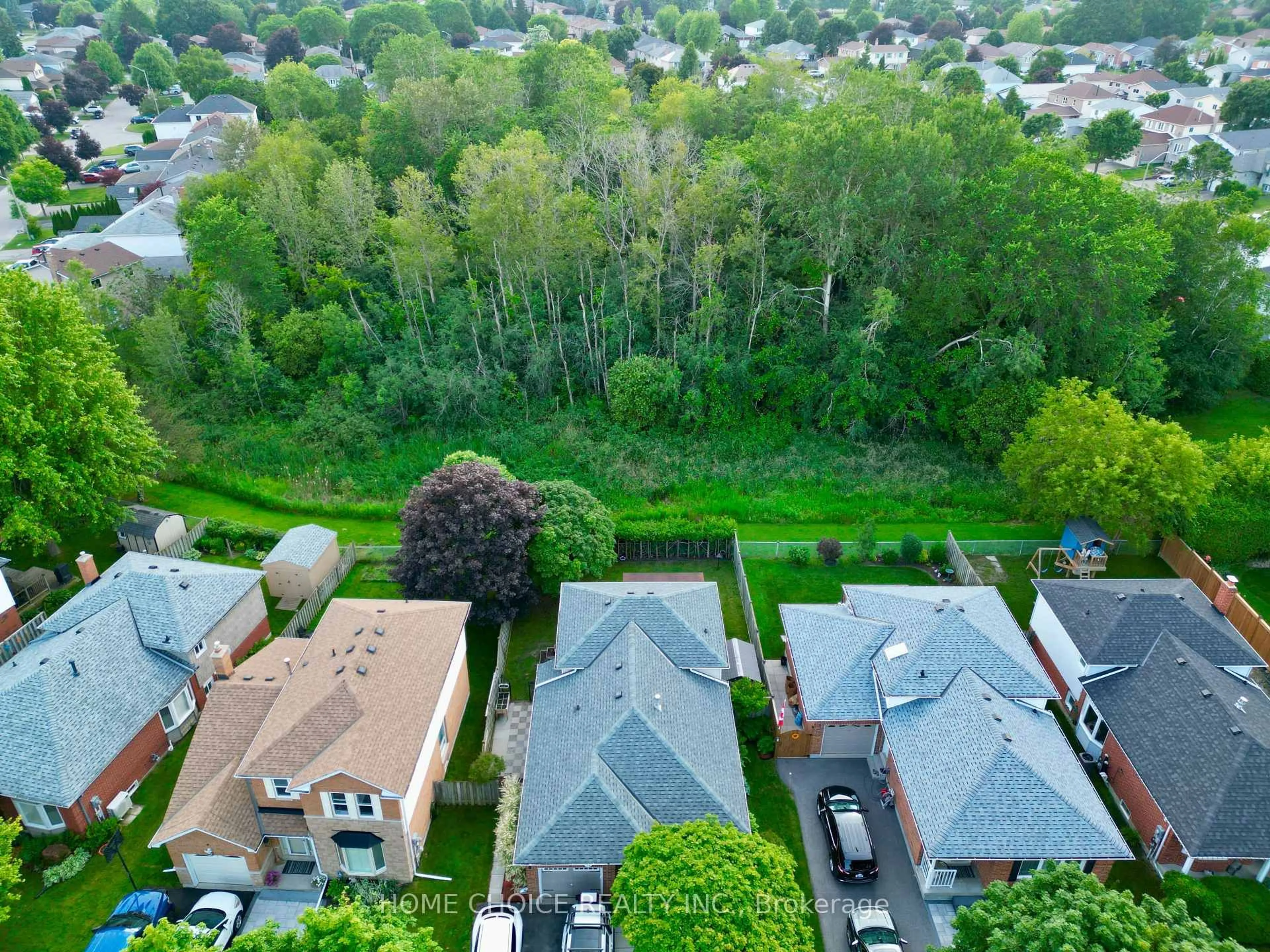 A pic from outside/outdoor area/front of a property/back of a property/a pic from drone, street for 34 Goldpine Ave, Clarington Ontario L1E 1P2