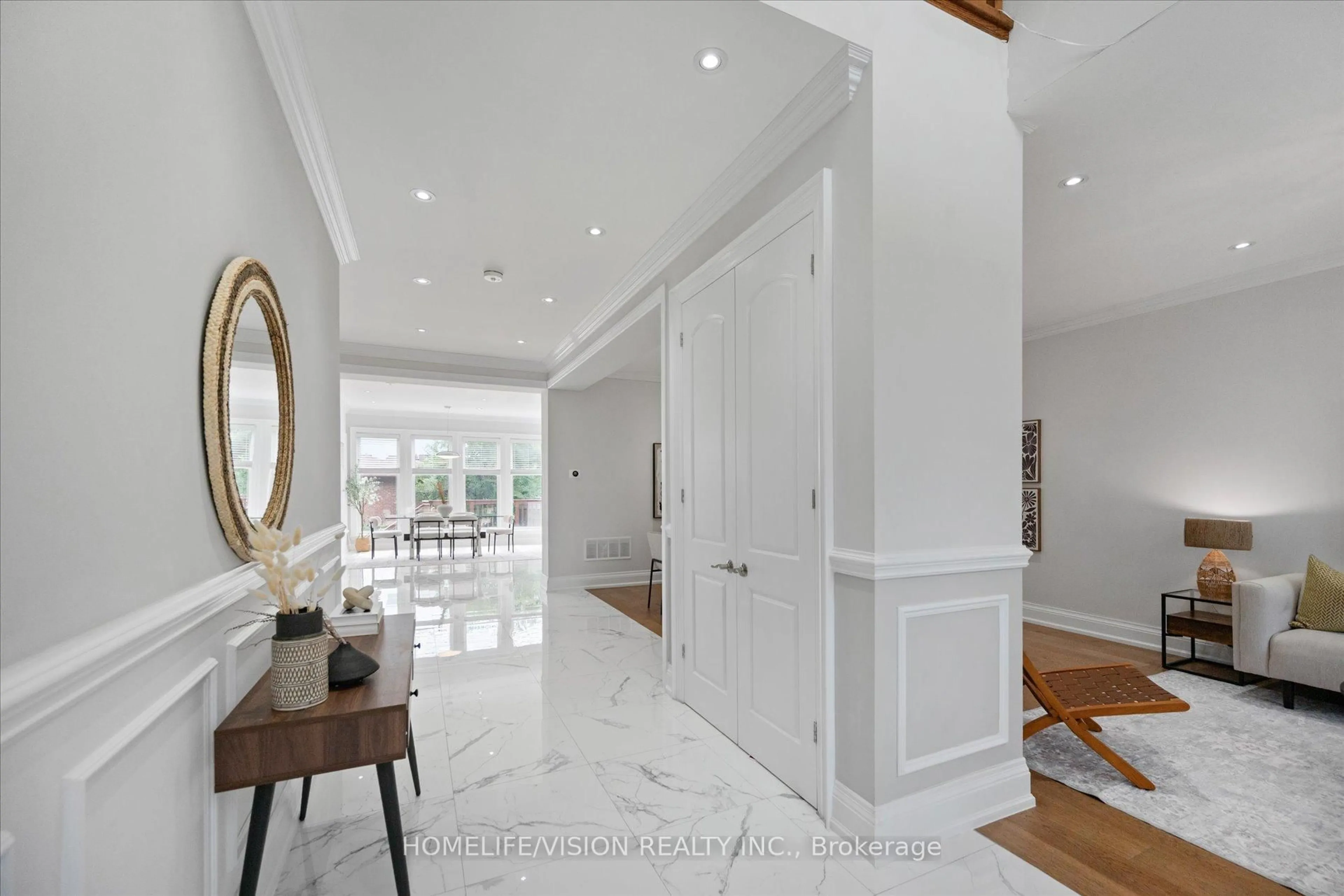 Indoor foyer for 24 Cedar Brae Blvd, Toronto Ontario M1J 2K3