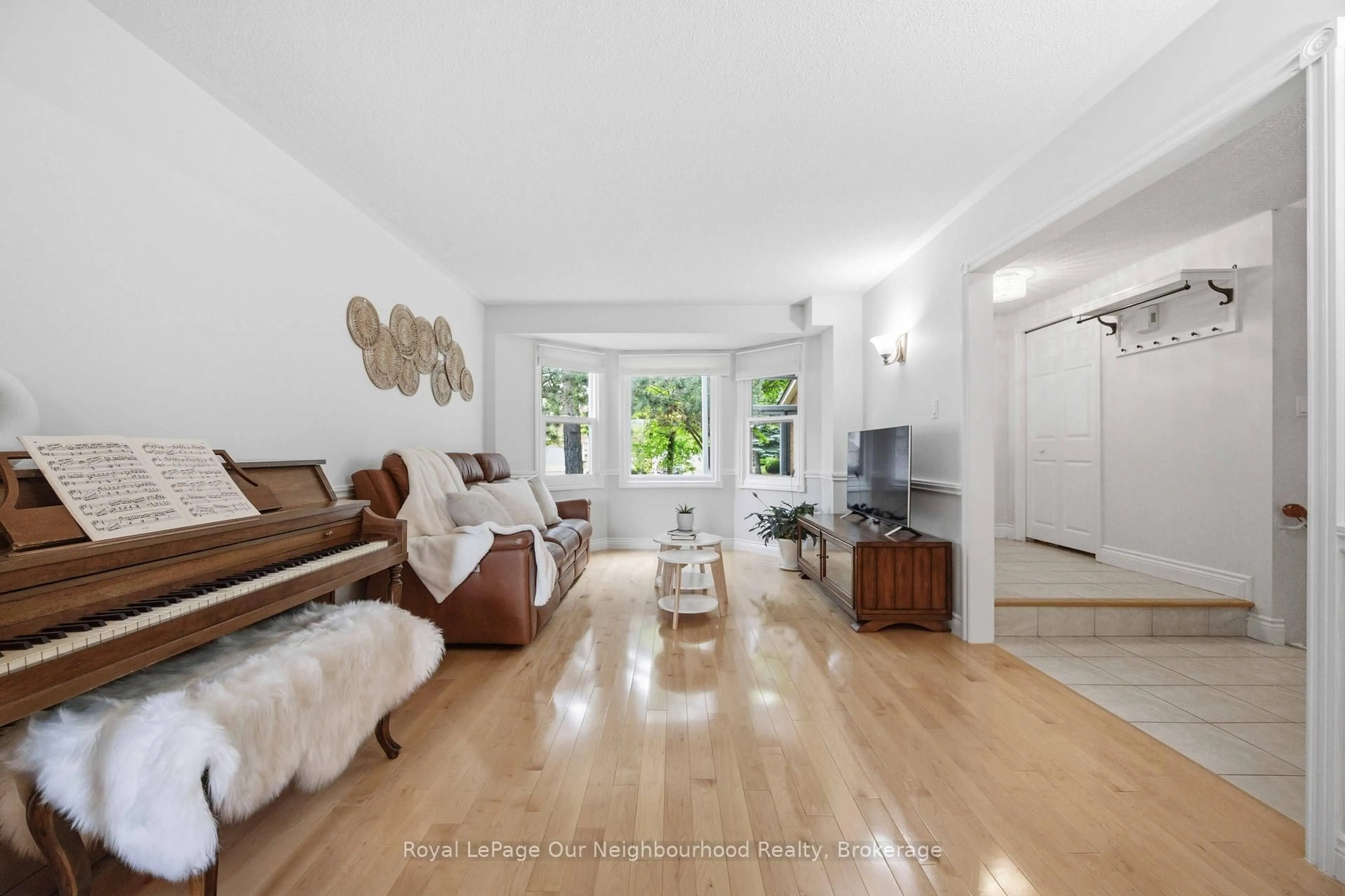 Living room with furniture, unknown for 29 Becca Hall Tr, Toronto Ontario M1V 2T7