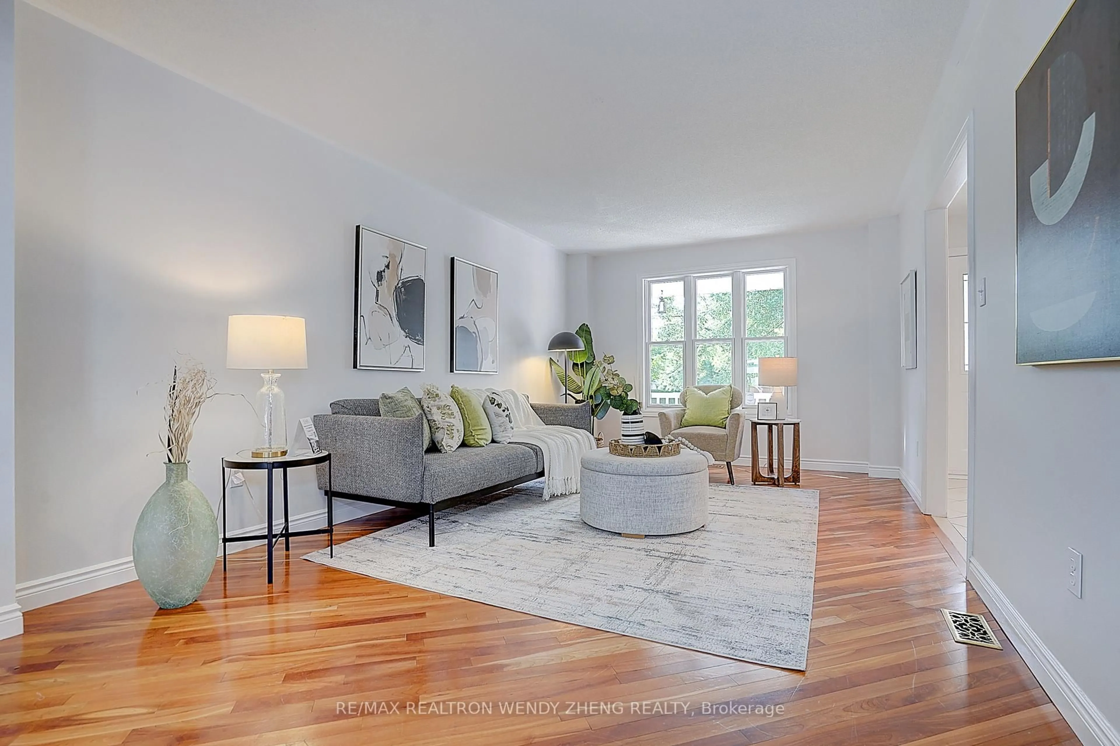 Living room with furniture, unknown for 17 Pebblebeach Dr, Clarington Ontario L1E 2C2