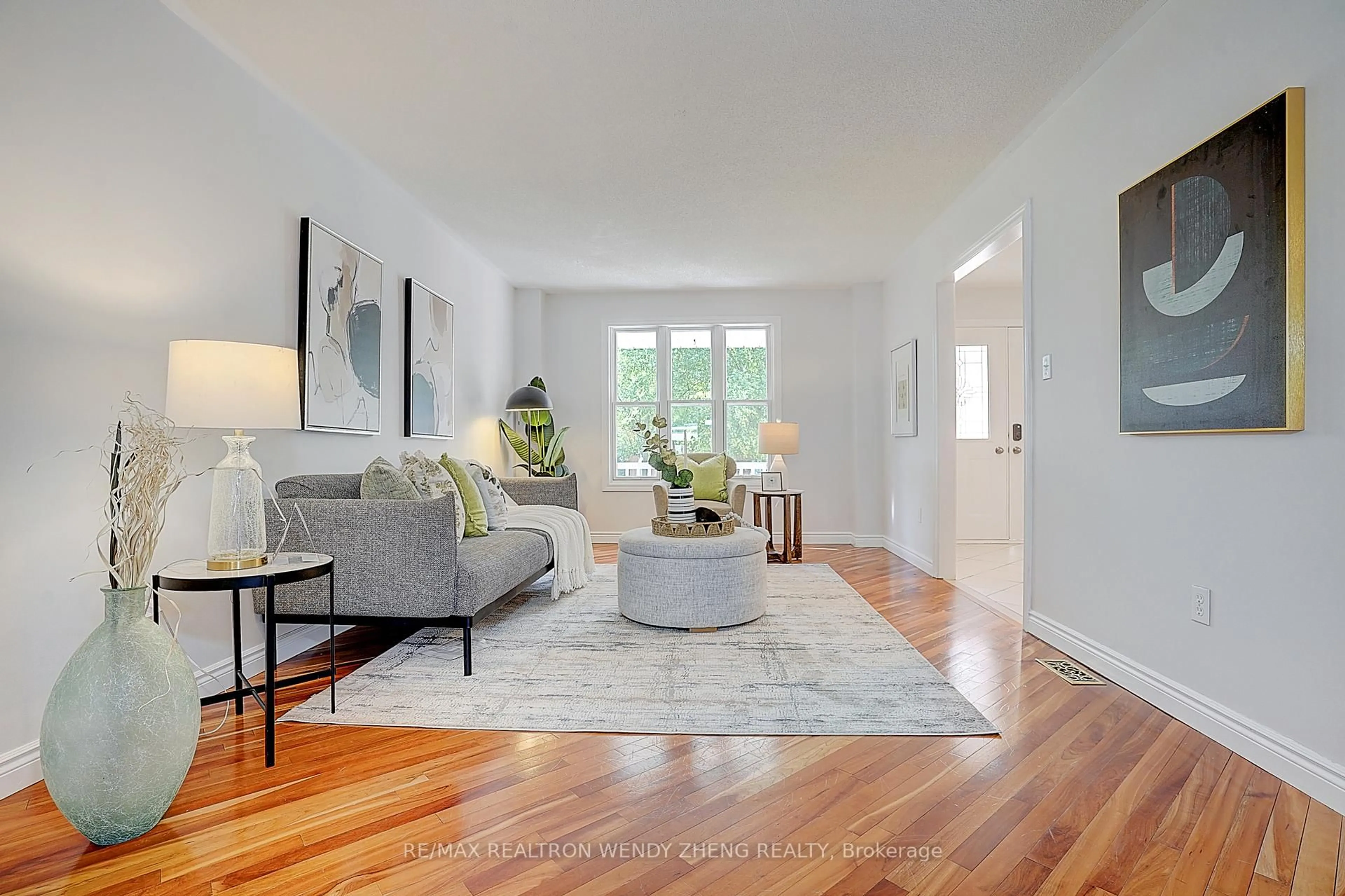 Living room with furniture, unknown for 17 Pebblebeach Dr, Clarington Ontario L1E 2C2