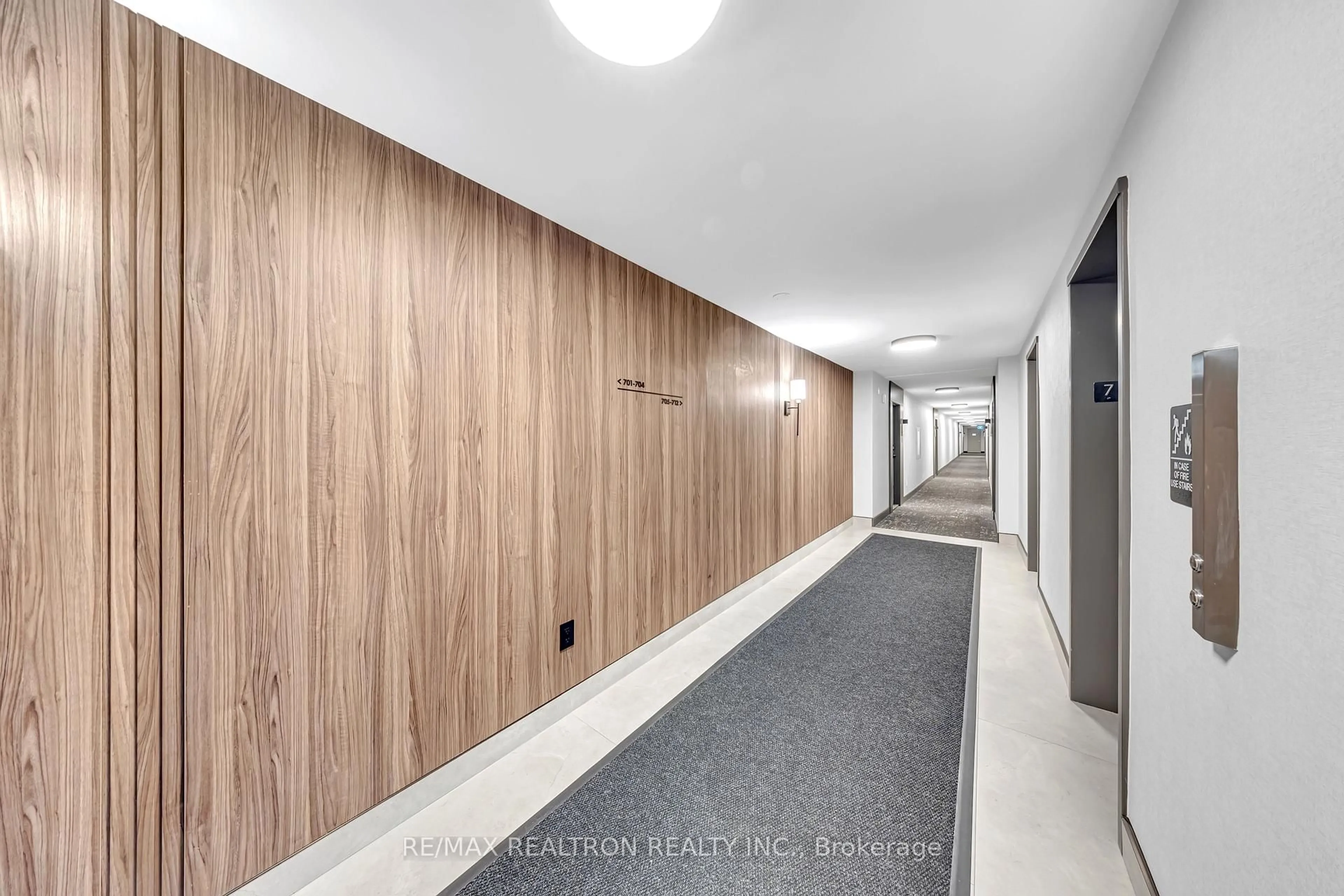Indoor foyer for 120 Dundalk Dr #703, Toronto Ontario M1P 4V9