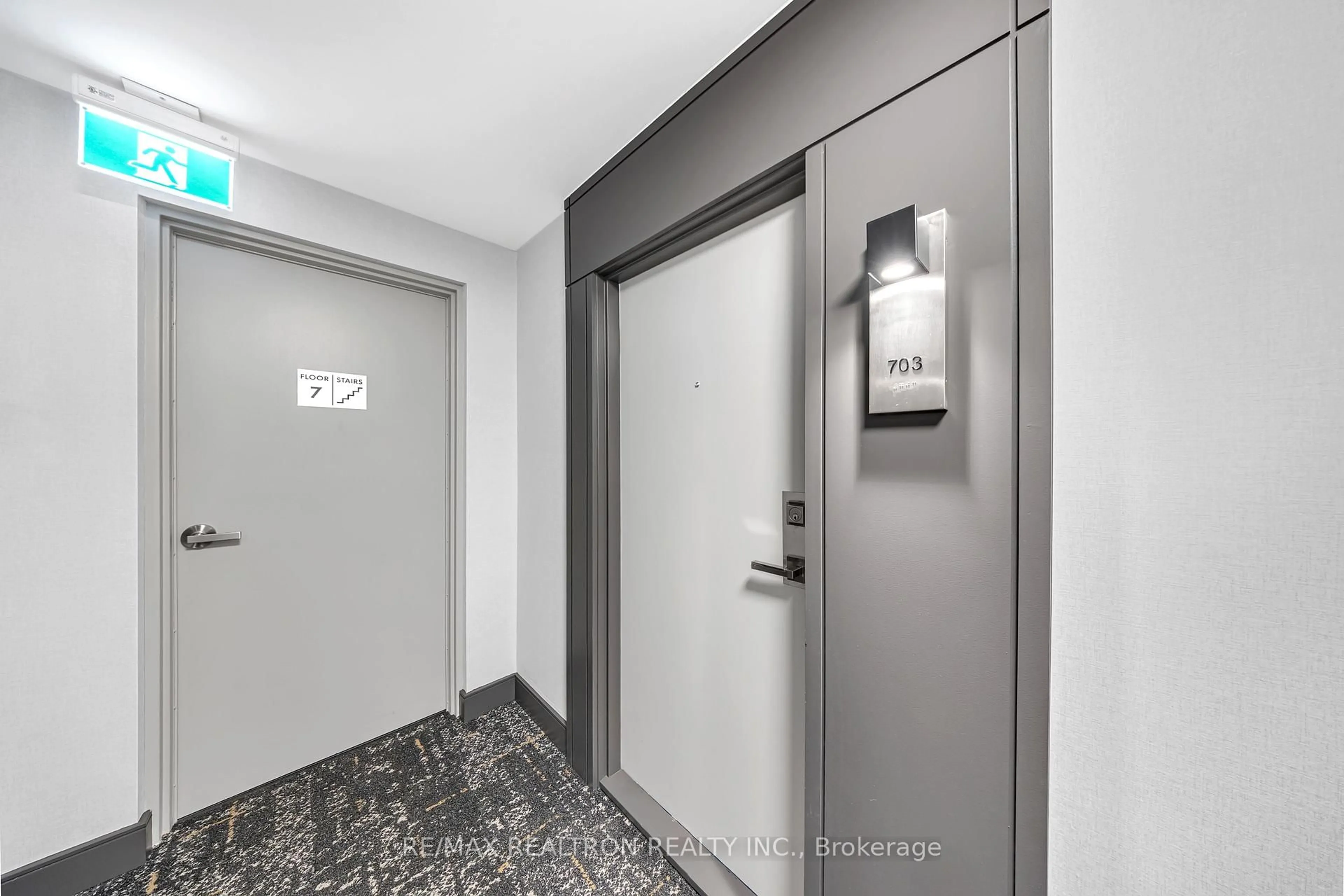 Indoor foyer for 120 Dundalk Dr #703, Toronto Ontario M1P 4V9