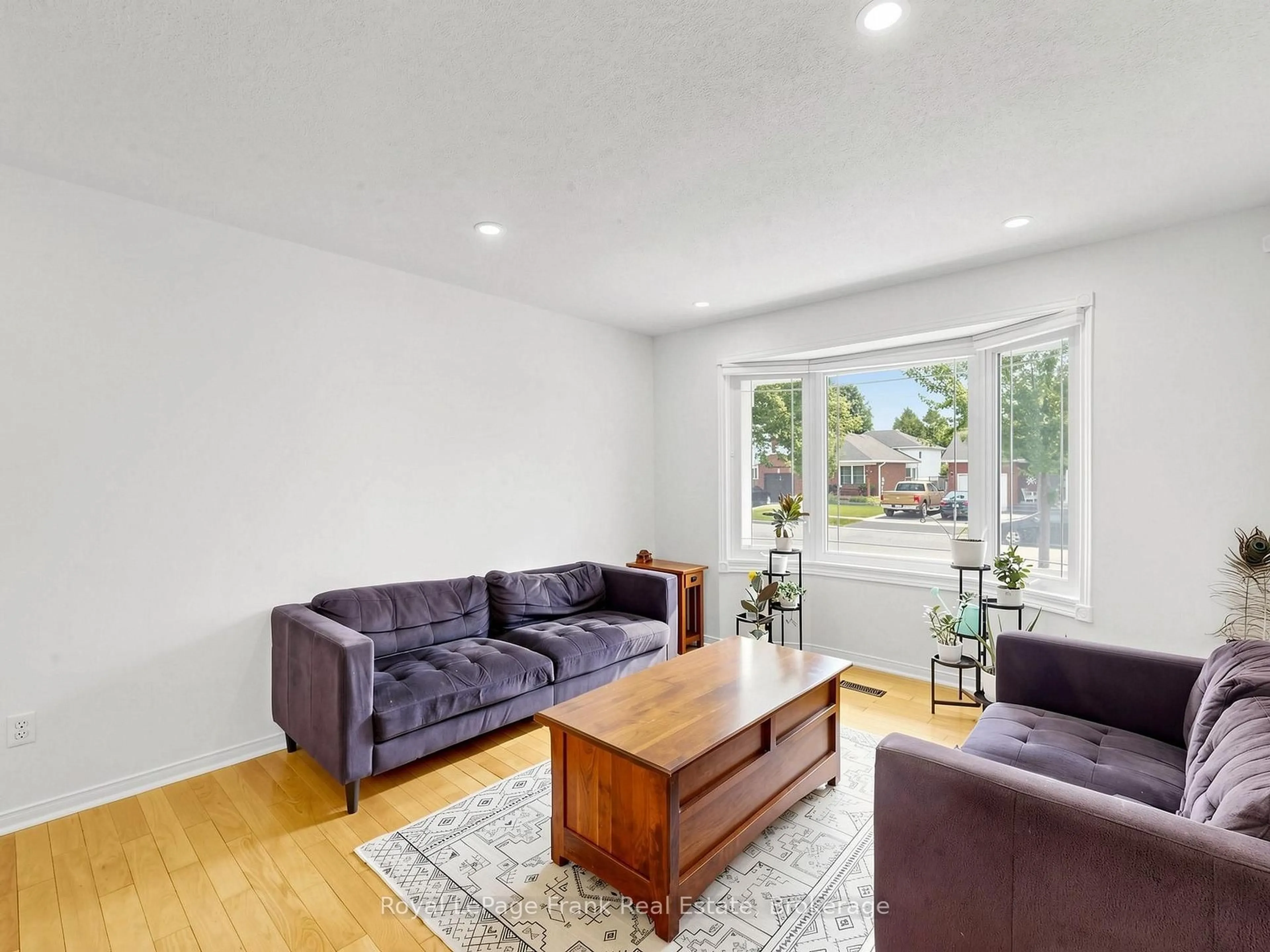 Living room with furniture, wood/laminate floor for 20 Strathallan Dr, Clarington Ontario L1E 1X8