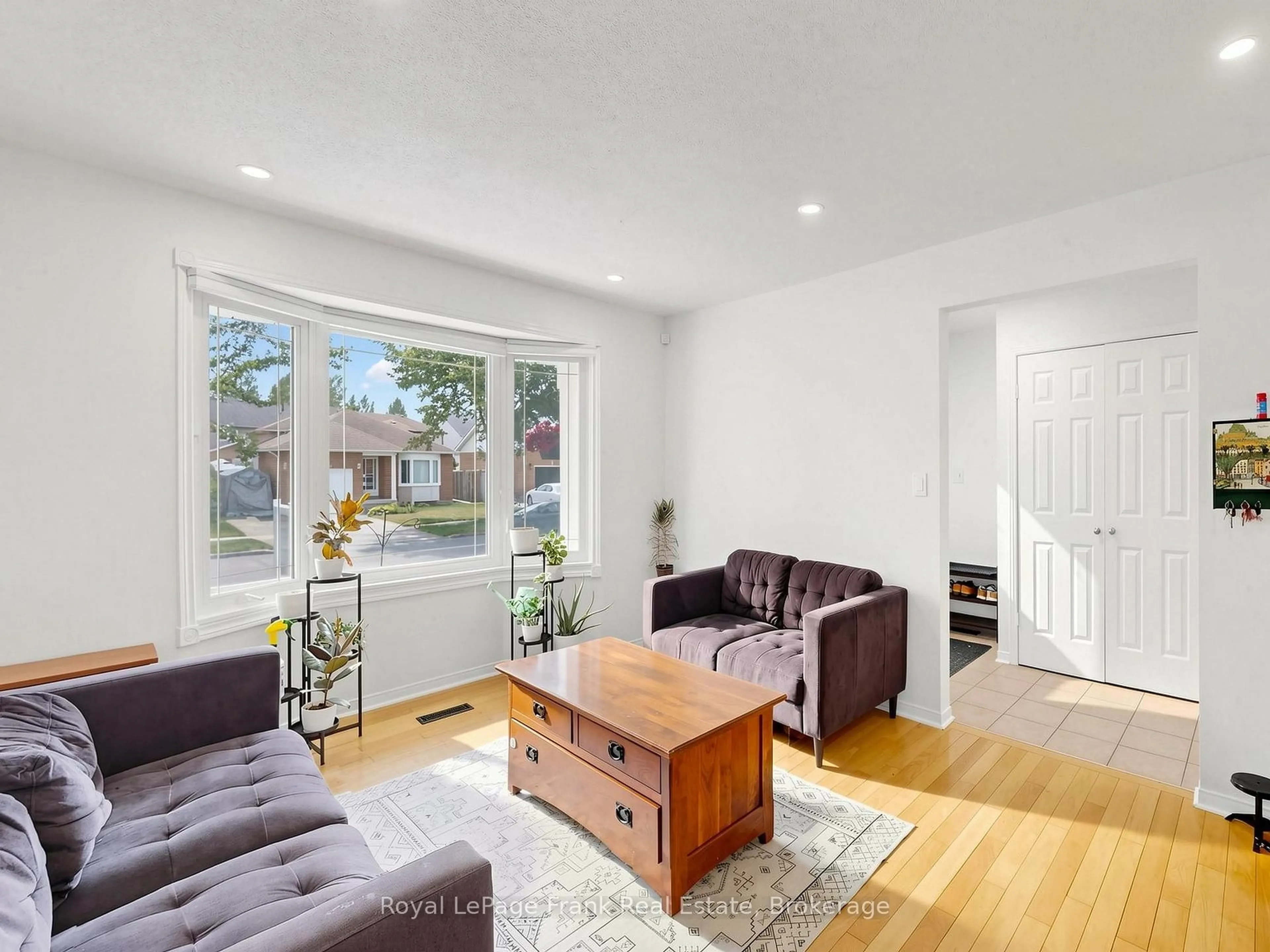 Living room with furniture, wood/laminate floor for 20 Strathallan Dr, Clarington Ontario L1E 1X8