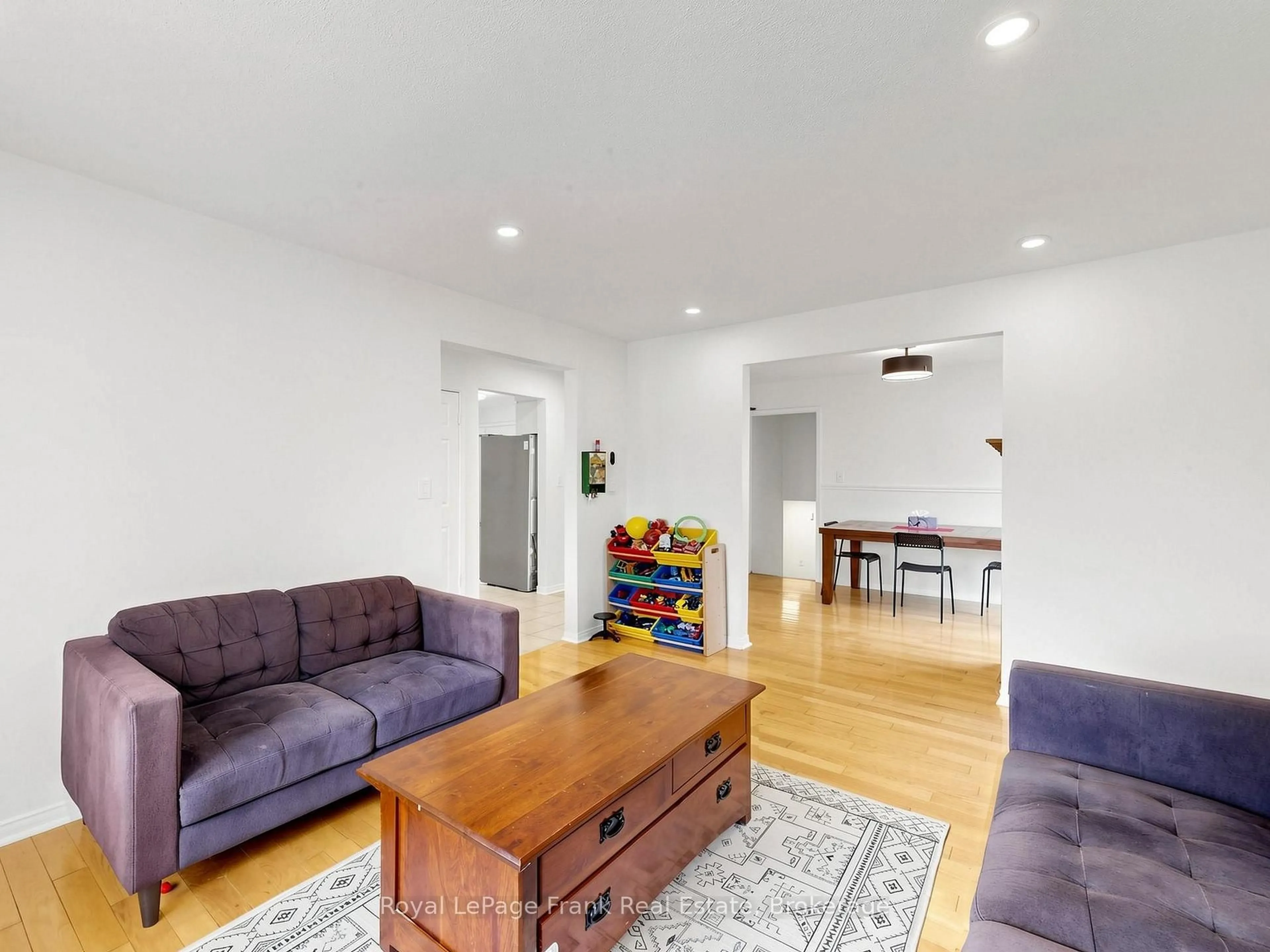 Living room with furniture, unknown for 20 Strathallan Dr, Clarington Ontario L1E 1X8