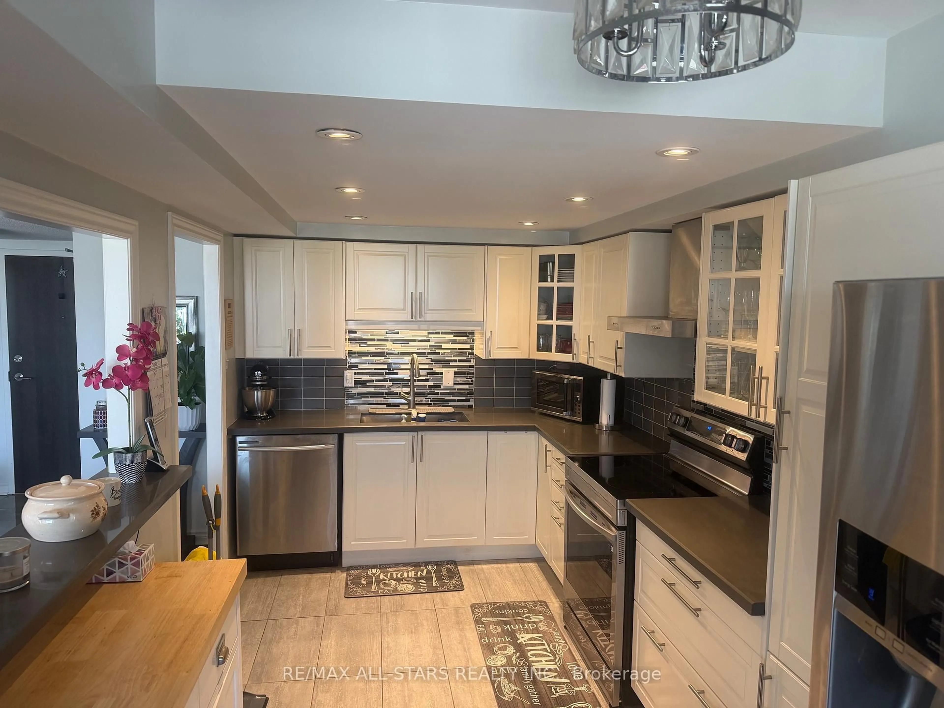 Open concept kitchen, ceramic/tile floor for 4725 Sheppard Ave #1607, Toronto Ontario M1S 5B2