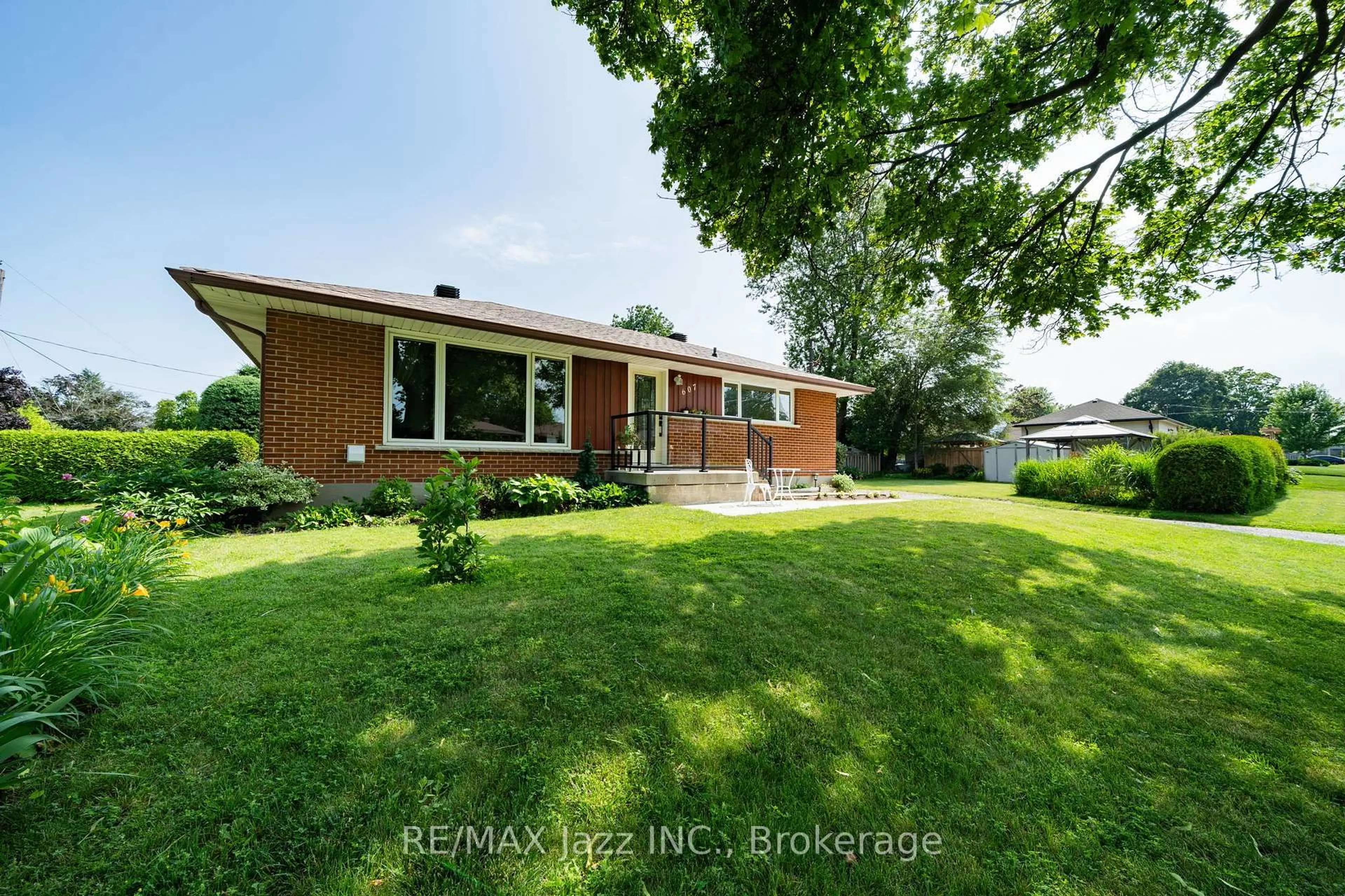 Home with brick exterior material, street for 607 Gliddon Ave, Oshawa Ontario L1H 2A1