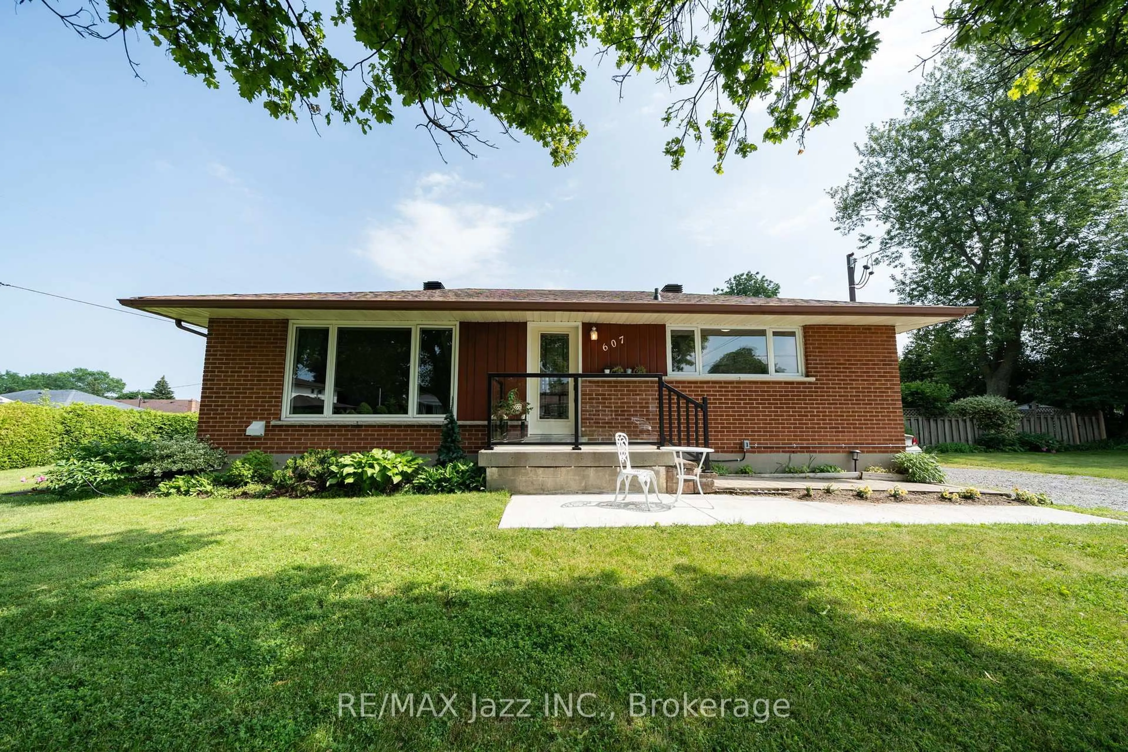 Home with brick exterior material, street for 607 Gliddon Ave, Oshawa Ontario L1H 2A1