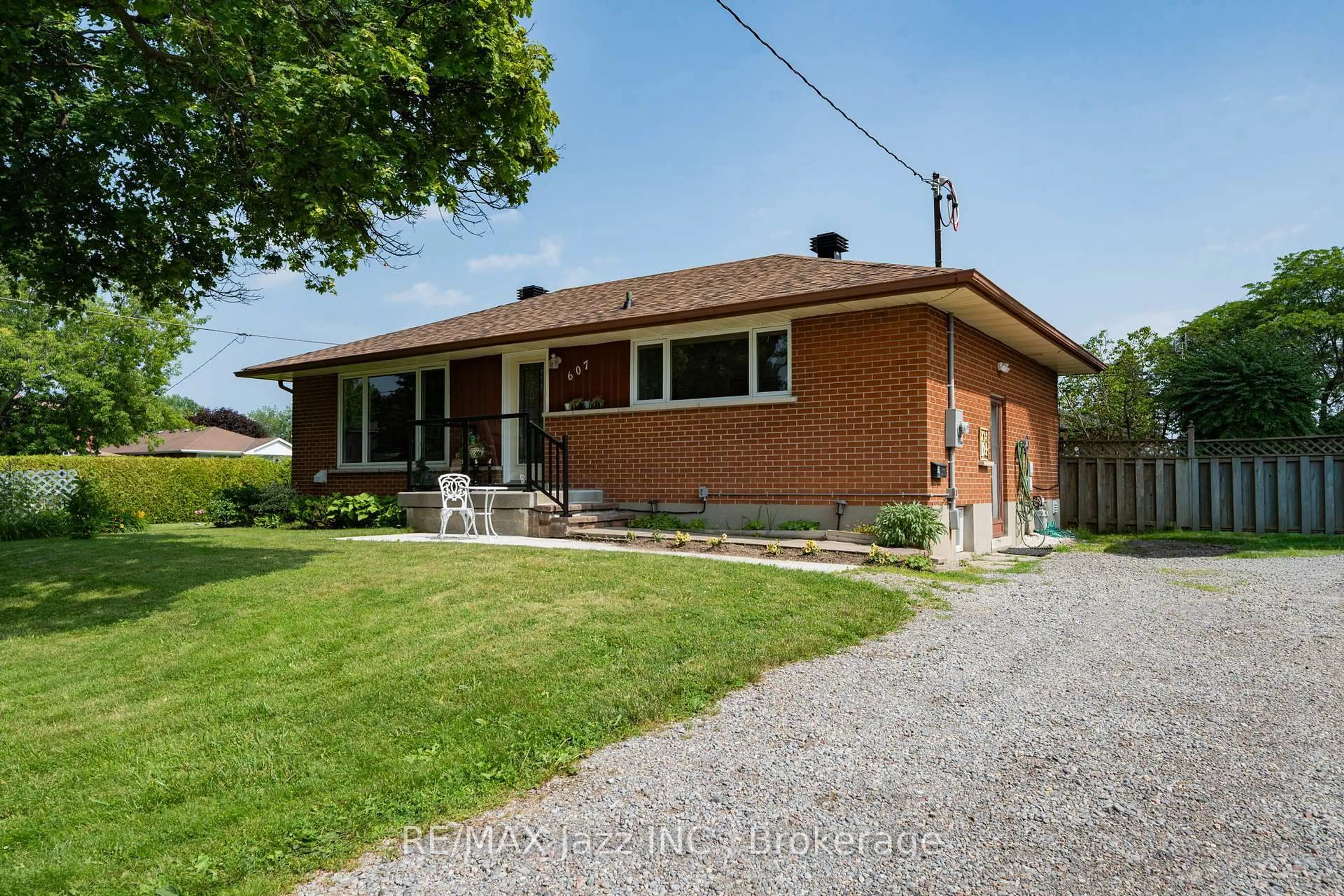 Home with brick exterior material, street for 607 Gliddon Ave, Oshawa Ontario L1H 2A1