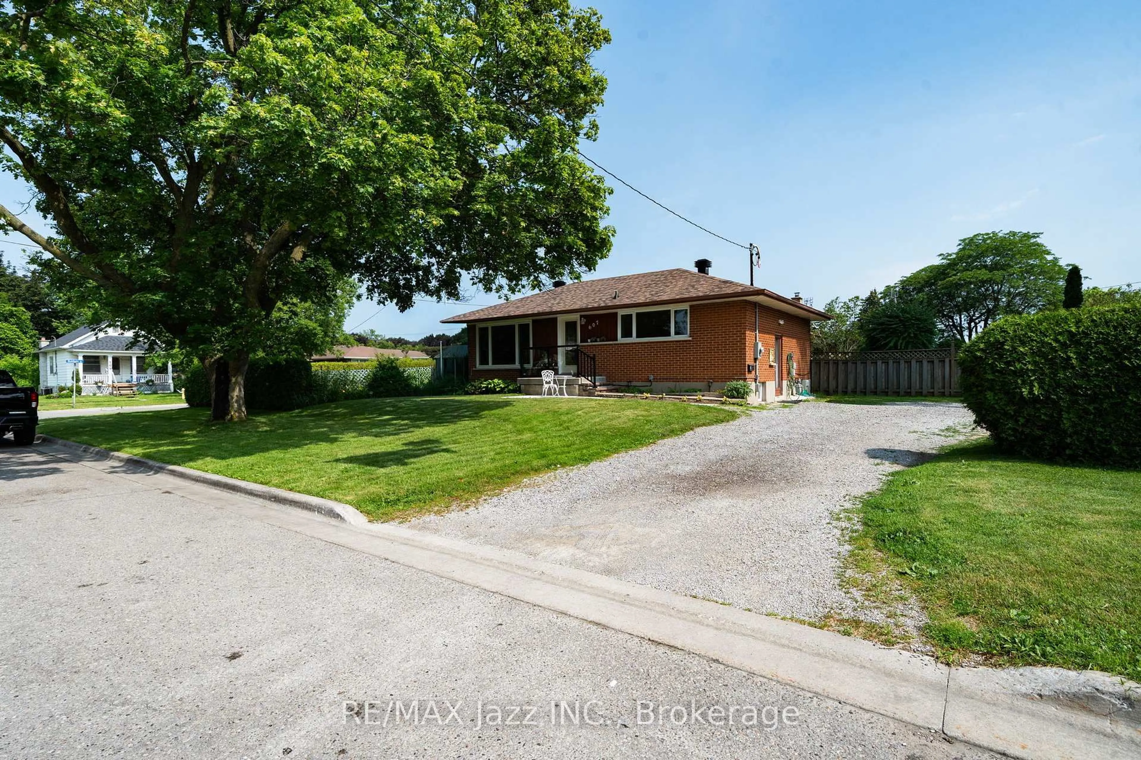 A pic from outside/outdoor area/front of a property/back of a property/a pic from drone, street for 607 Gliddon Ave, Oshawa Ontario L1H 2A1