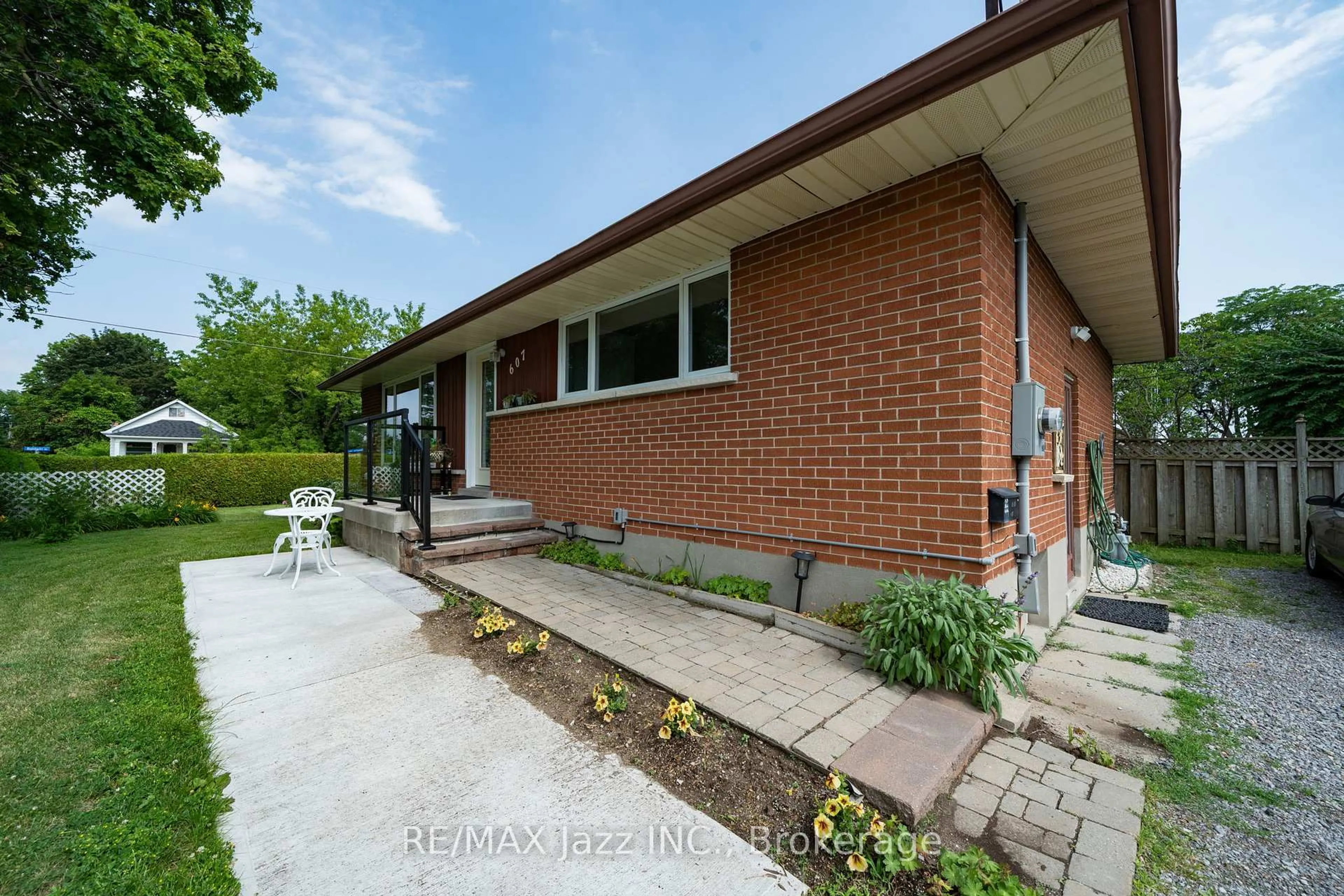 Home with brick exterior material, street for 607 Gliddon Ave, Oshawa Ontario L1H 2A1