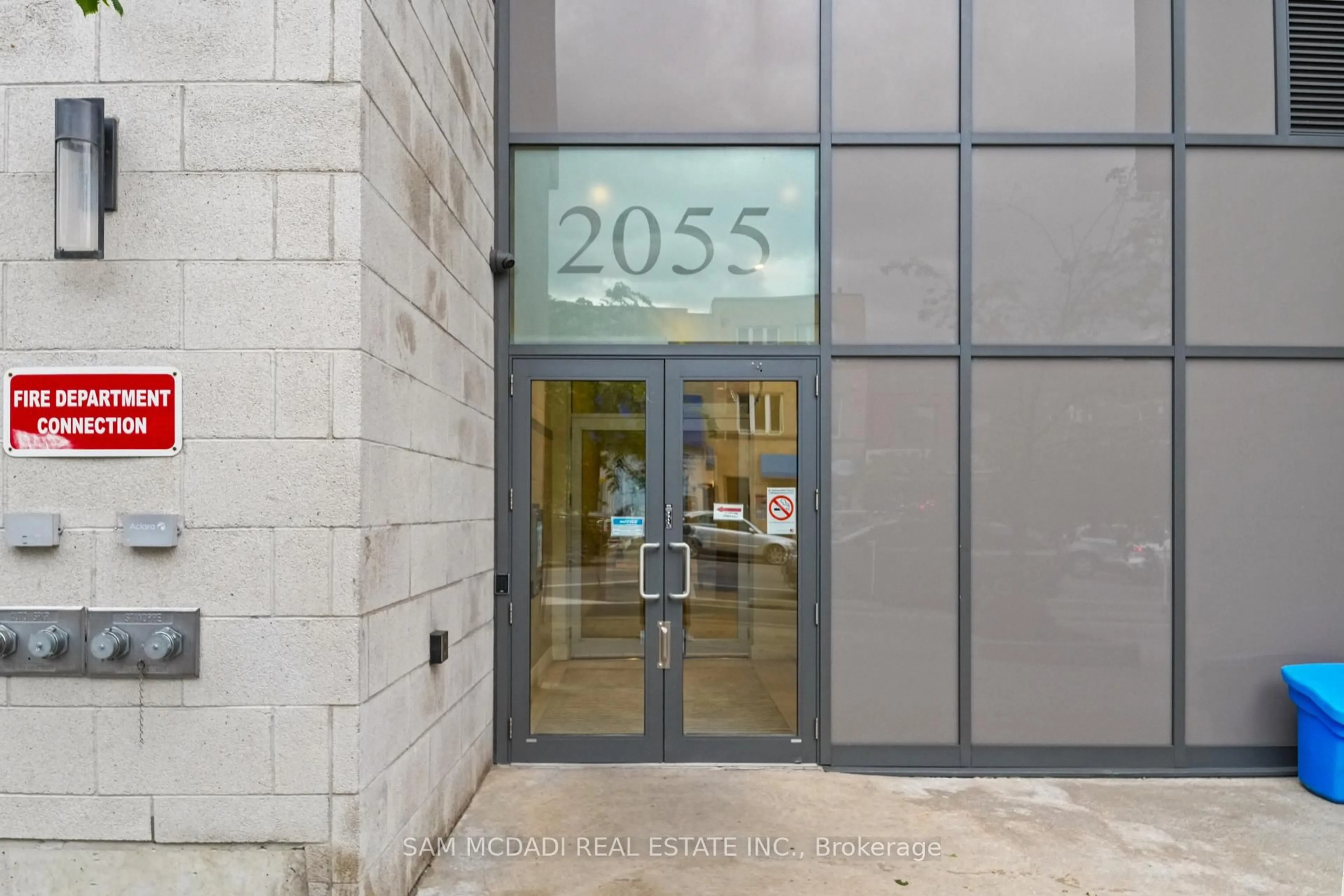 Indoor foyer for 2055 Danforth Ave #903, Toronto Ontario M4C 1J8