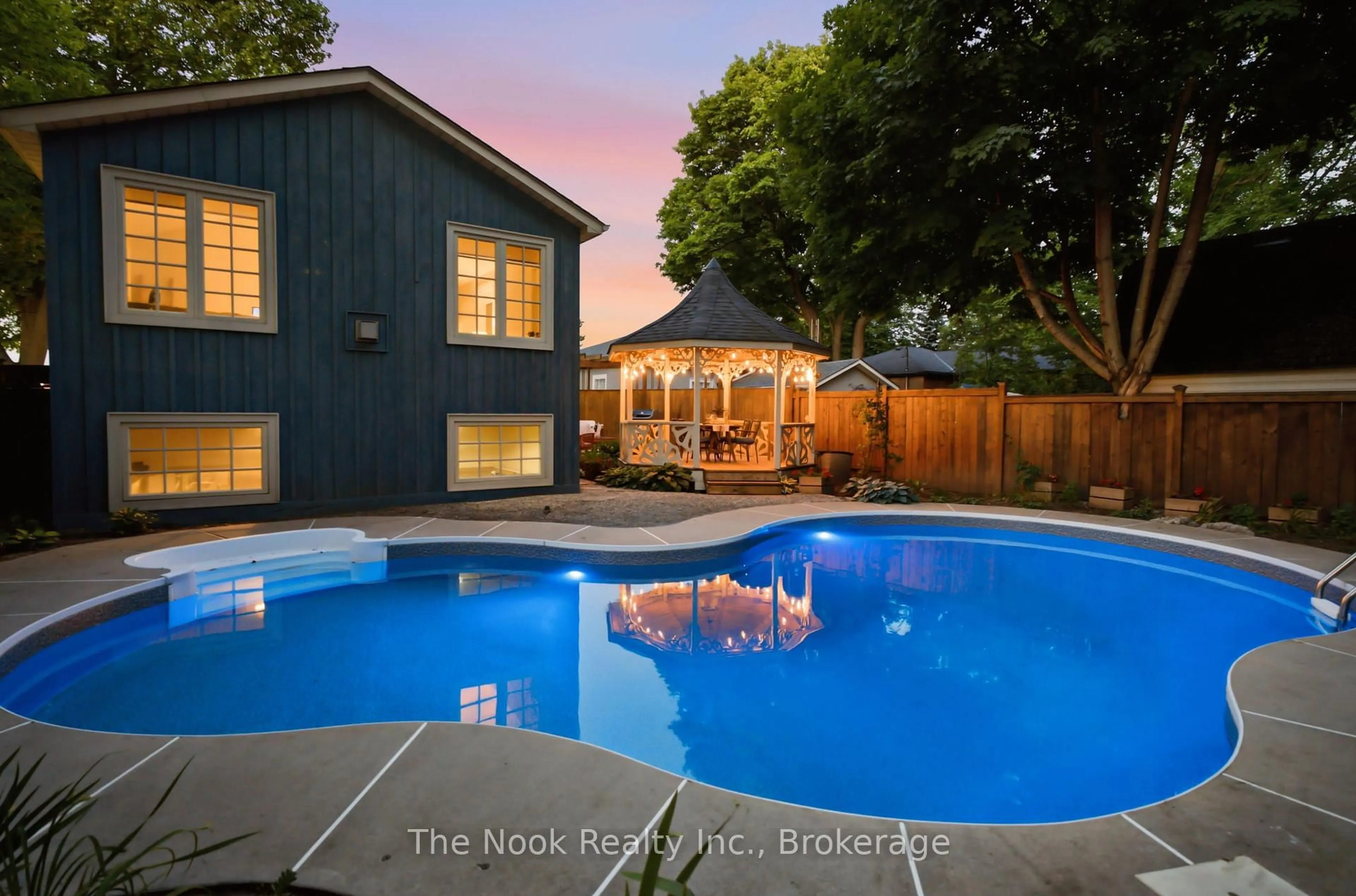 Pool for 400 Byron St, Whitby Ontario L1N 4R1