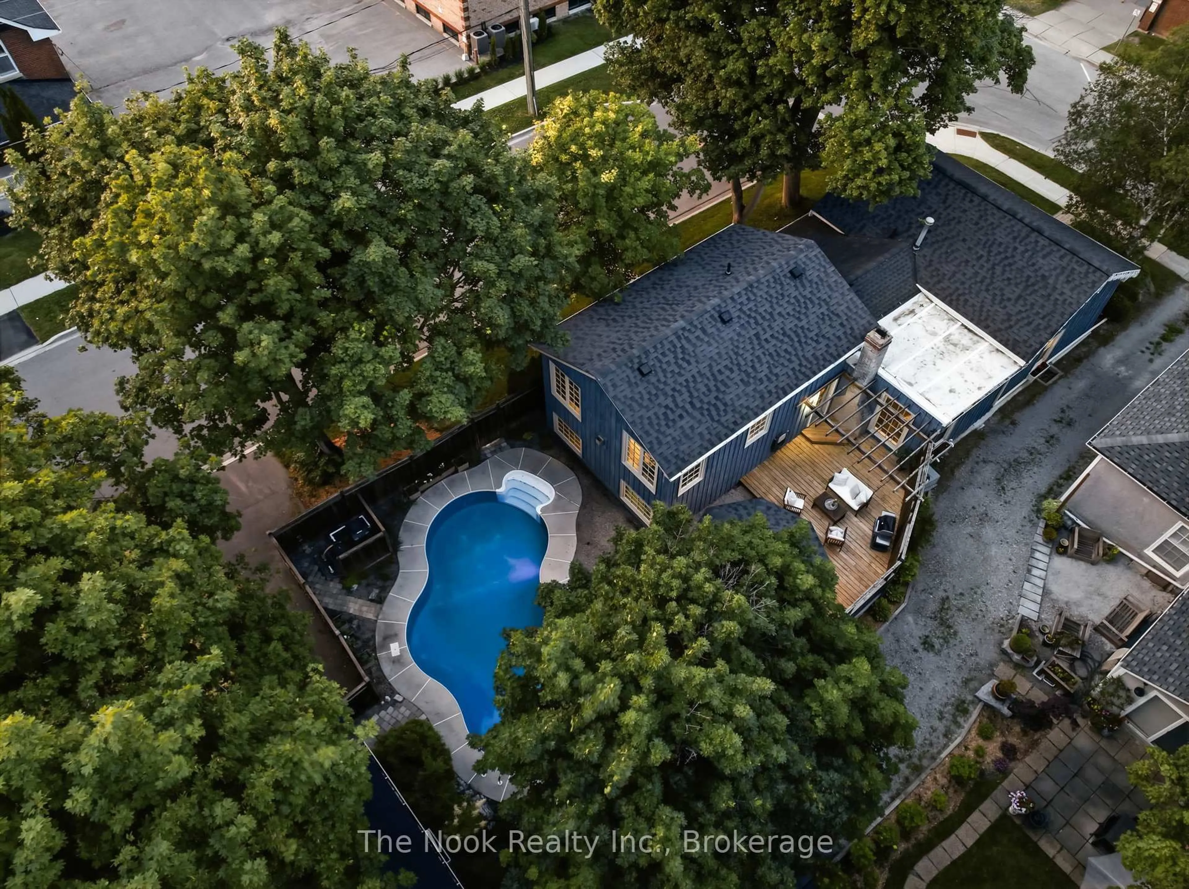 A pic from outside/outdoor area/front of a property/back of a property/a pic from drone, city buildings view from balcony for 400 Byron St, Whitby Ontario L1N 4R1
