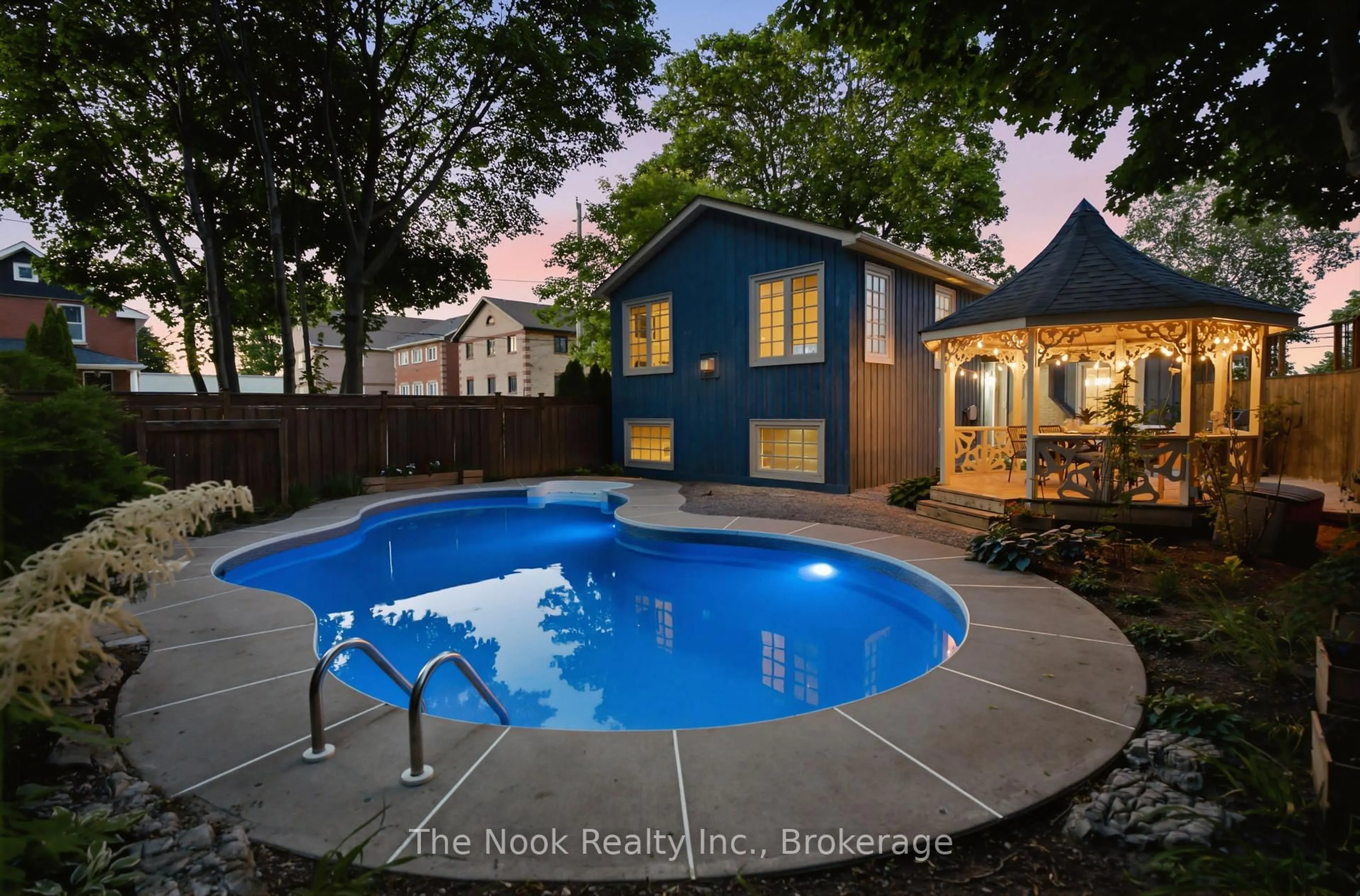Pool for 400 Byron St, Whitby Ontario L1N 4R1
