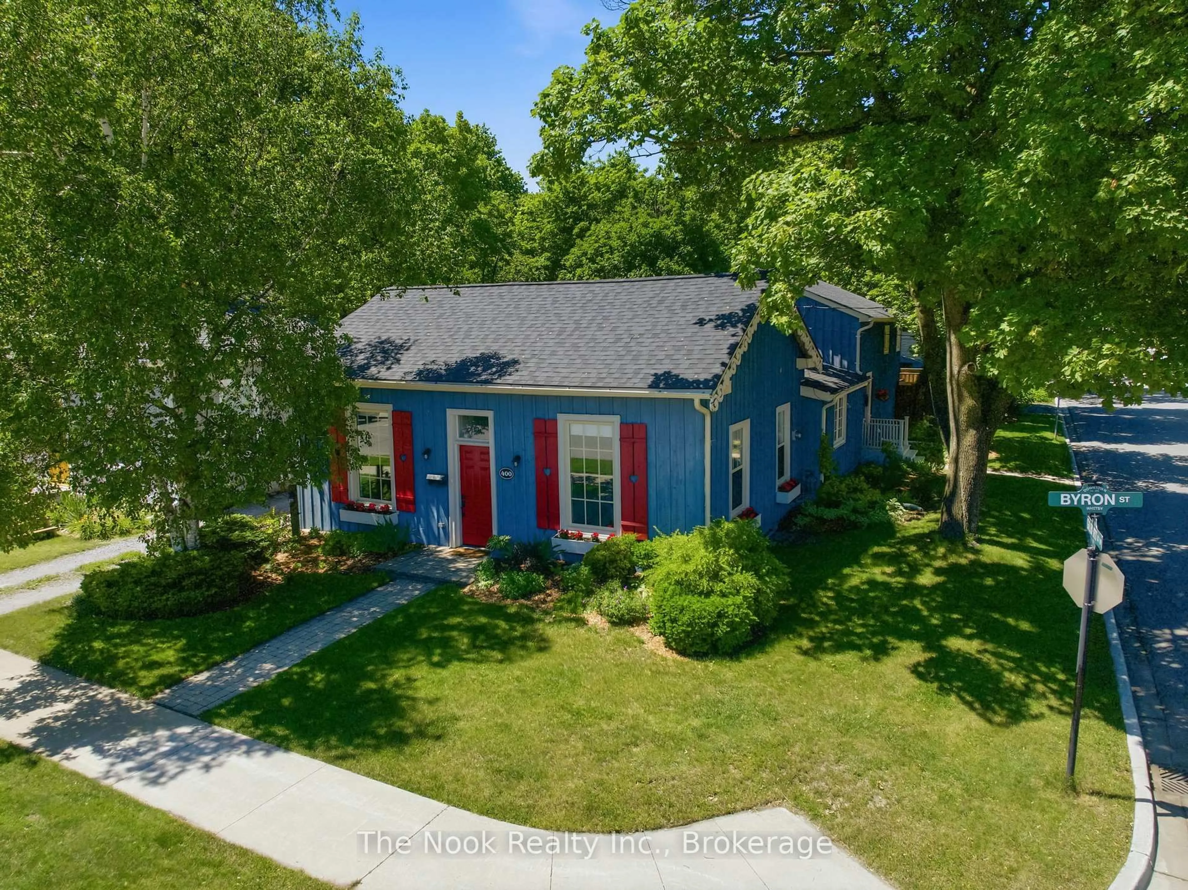 A pic from outside/outdoor area/front of a property/back of a property/a pic from drone, street for 400 Byron St, Whitby Ontario L1N 4R1
