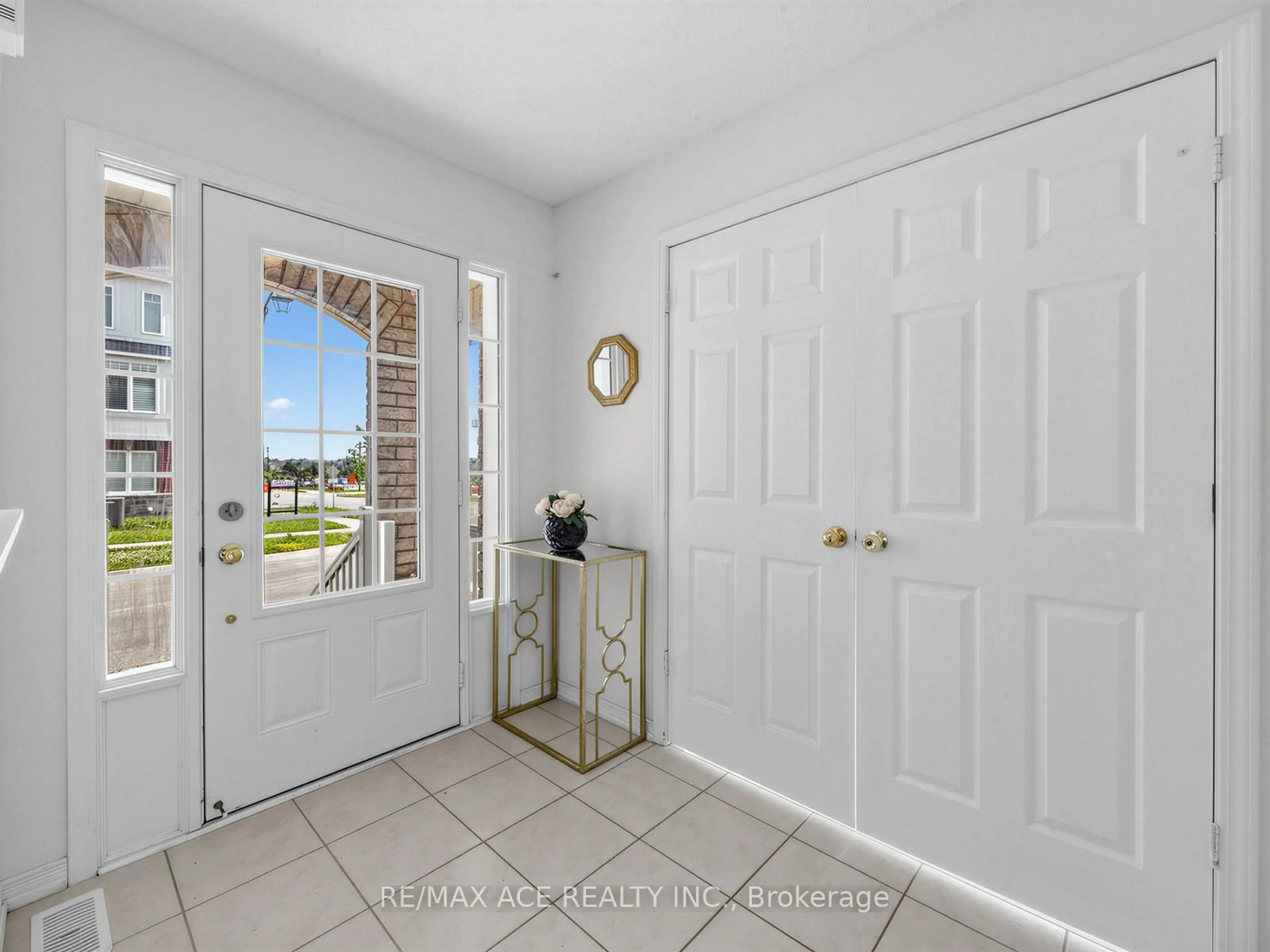 Indoor entryway for 35 Turnerbury Ave, Ajax Ontario L1Z 0S8