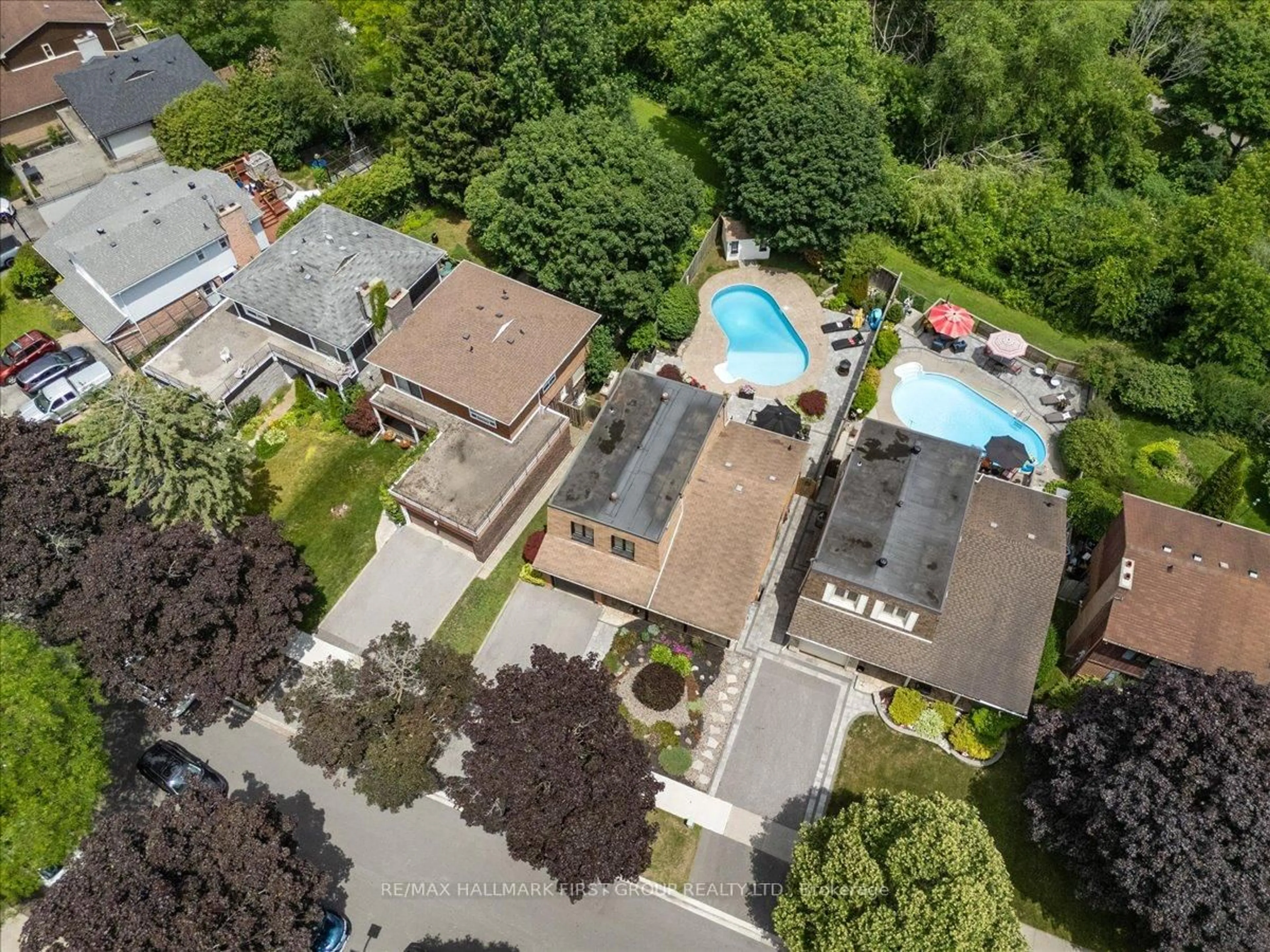 A pic from outside/outdoor area/front of a property/back of a property/a pic from drone, street for 1797 Storrington St, Pickering Ontario L1V 2X2