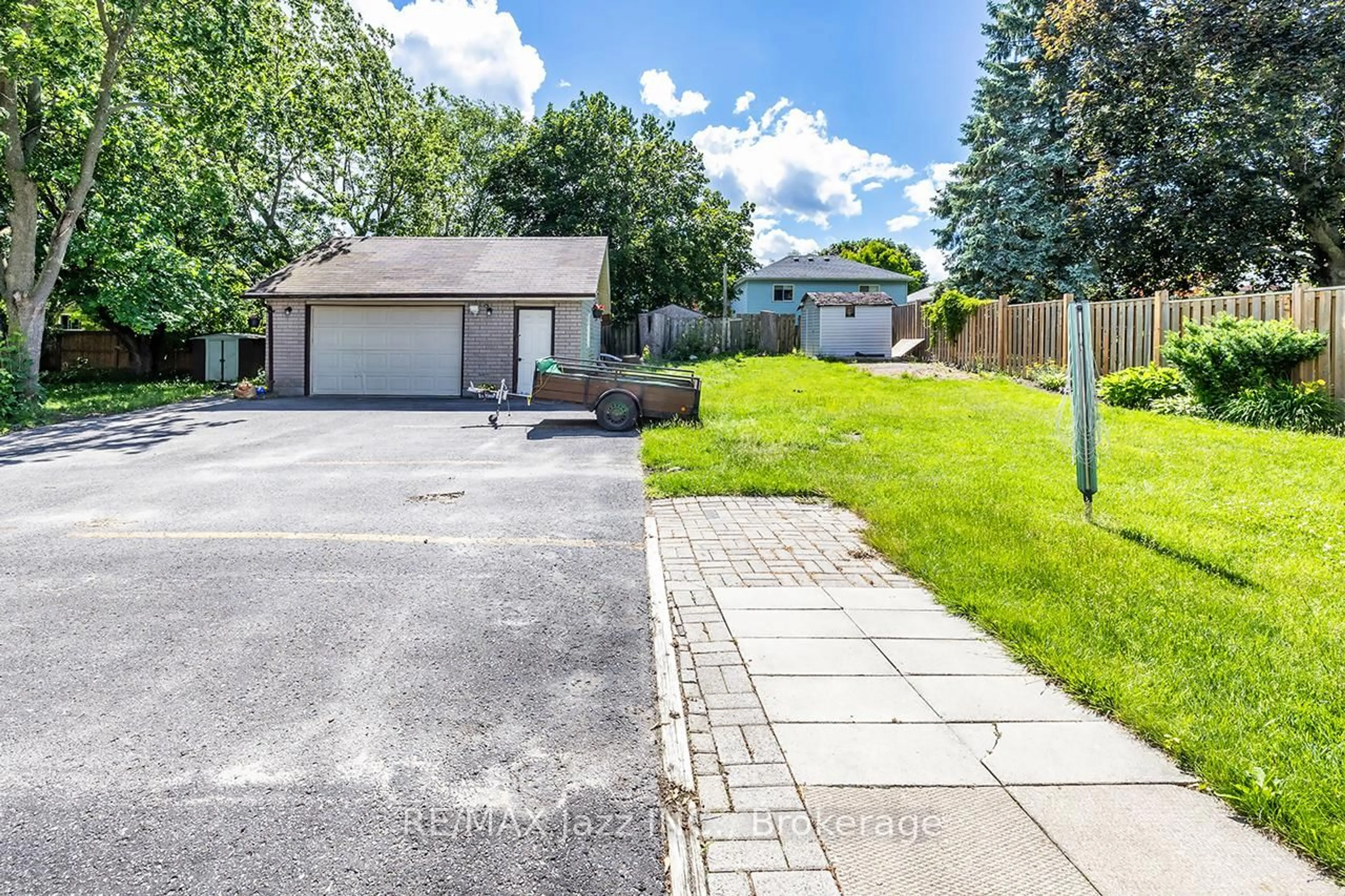 A pic from outside/outdoor area/front of a property/back of a property/a pic from drone, street for 27 Waverley Rd, Clarington Ontario L1C 1K8