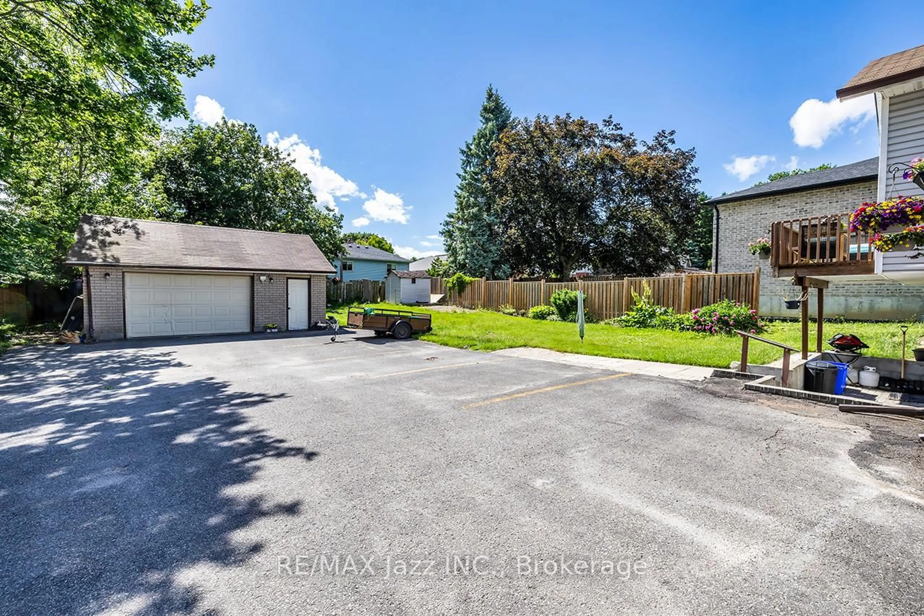 A pic from outside/outdoor area/front of a property/back of a property/a pic from drone, street for 27 Waverley Rd, Clarington Ontario L1C 1K8