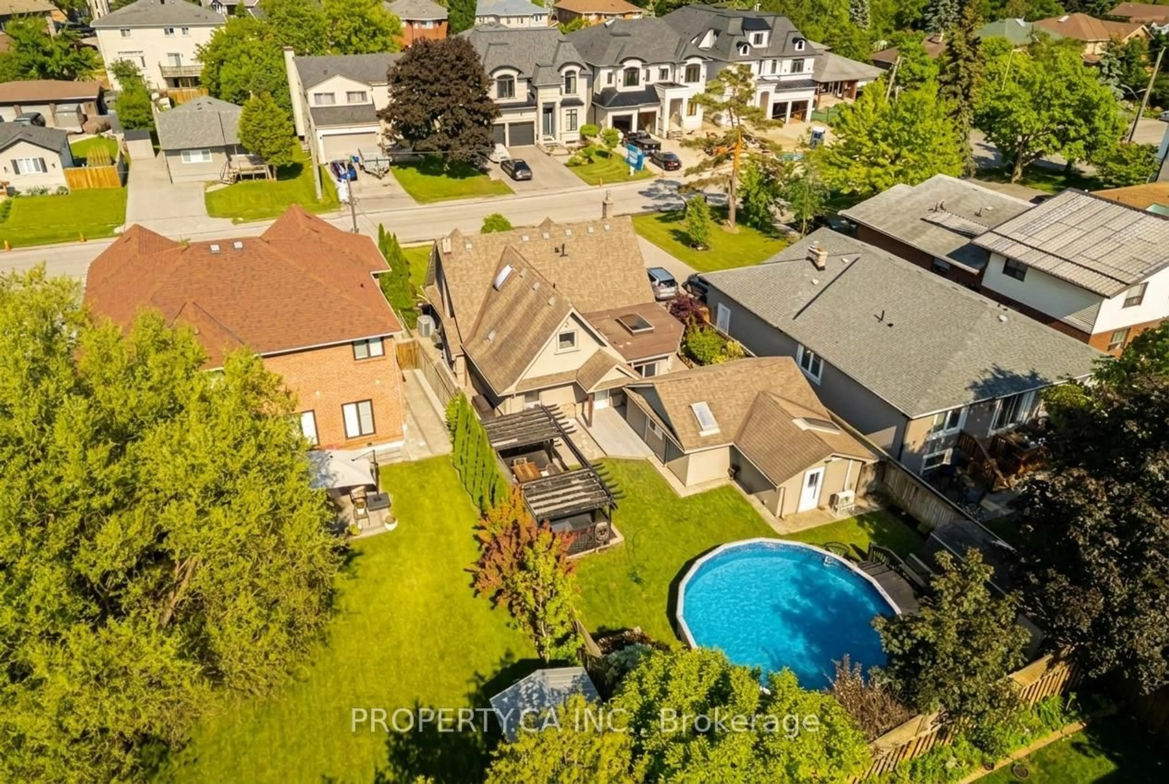 A pic from outside/outdoor area/front of a property/back of a property/a pic from drone, street for 566 Rougemount Dr, Pickering Ontario L1W 2C1